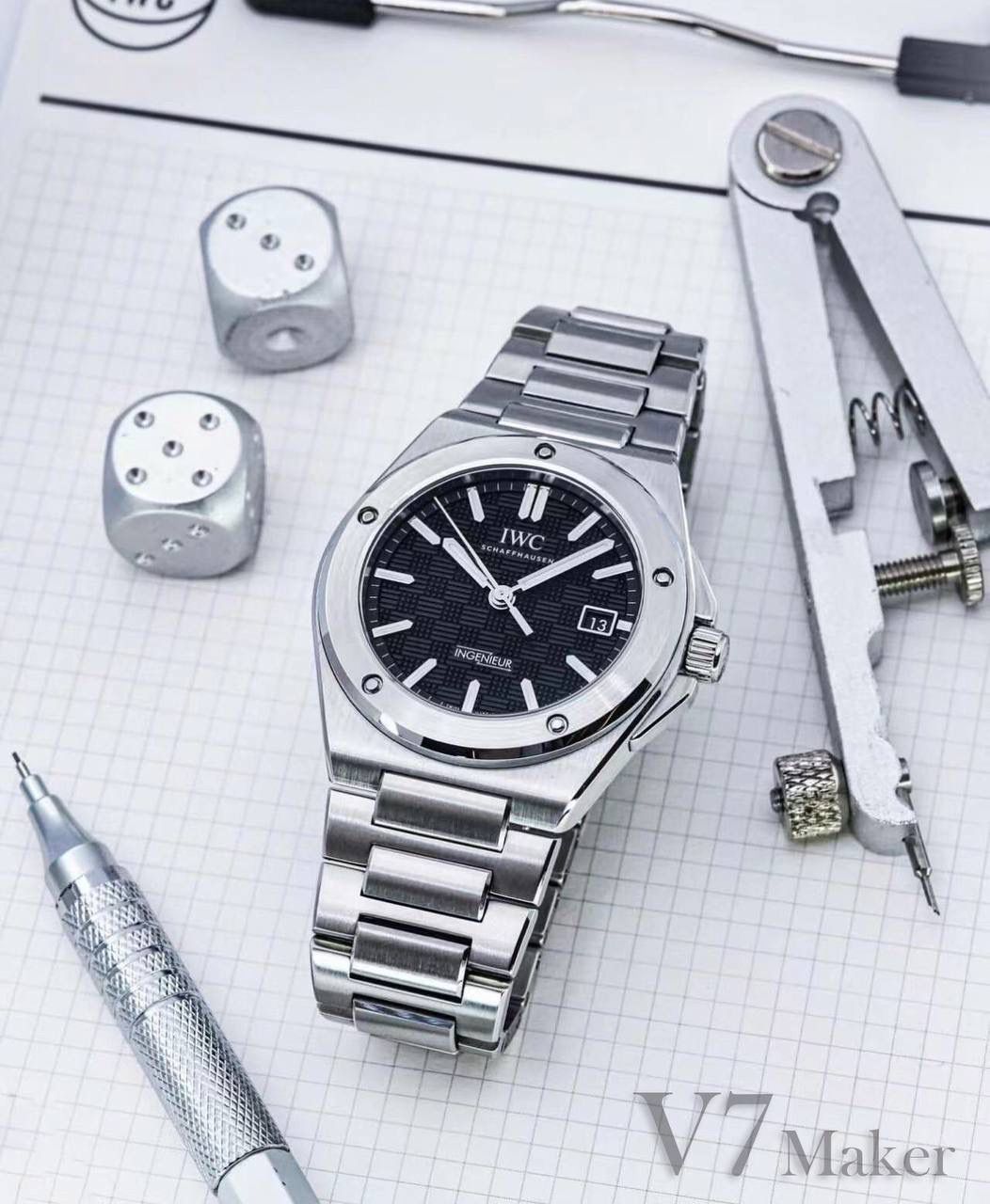 V7厂 七星推荐之 Ingenieur工程师腕表 IWC 在2023年 Watches & Wonders Geneva 推出新一代 Ingenieur 工程师腕表，由杰罗尊达设计，回归复刻 Gérald Genta 1970年代设计的经典之作 Ref. 1832。 40mm 表壳融合垂直拉丝、环形拉丝及镜面抛光工艺，精心重构的线条呈现更柔和流畅的轮廓。厚度为10.7mm。 表圈由5颗螺丝紧紧固定，表耳细节及H形表链采用更符合人体工程学的新设计，能够更舒适贴合手腕。