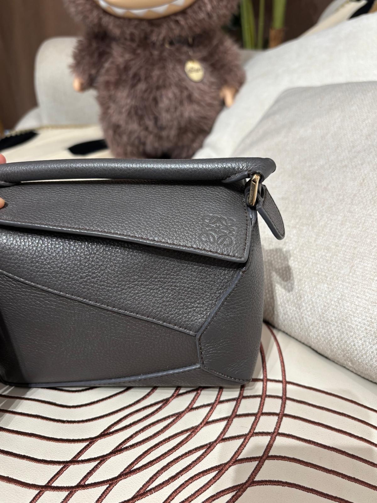 Loewe Puzzle Edge Mini 粒粒牛皮 100%Authentic, 98%New ✅Dust bag✅booklet✅肩帶