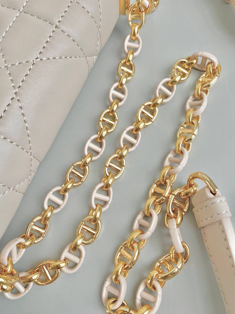 🈶杏色，迷你 𝗗𝗜𝗢𝗥 𝗠𝗶𝘀𝘀 𝗰𝗮𝗿𝗼链条手袋 开挂啦开挂啦！！火爆全网 不出意外夏天最爱的一只小包了 还是经典的藤格纹标识，真是百看不腻 金属链环和与皮同色系珐琅扣链环交替肩带 完全神一般的存在，可爱可盐，颜值太顶啦 内隔层容量日常足够了，斜挎/单肩/腋下都可 极简的法式浪漫松弛感直戳心脏，不挑人，冲！ 17.3×13×7.5cm，#💰115053m