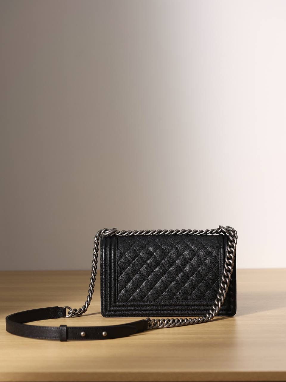 CHANEL香奈儿le boy中号号黑色荔枝纹复古银扣单肩斜跨链条女包💞👜 独家欧洲渠道货首发 100%进口原厂材料组装的ZP尾单货源 独家进口原厂皮牛皮，米粒感饱满，手感非常好，原厂的纯铜五金+纯钢五金 非常有份量💯❤️‍🩹 底部可任意拿捏弹回，继CF、COCO、WOC后开发的第4款小香，品质一如既往的稳，性价比全网最高，欢迎对比，完全符合正品工艺，下组图更多细节欣赏 尺寸：15 x 25 x 9cm（大号） 12 x 20 x 8cm（小号）