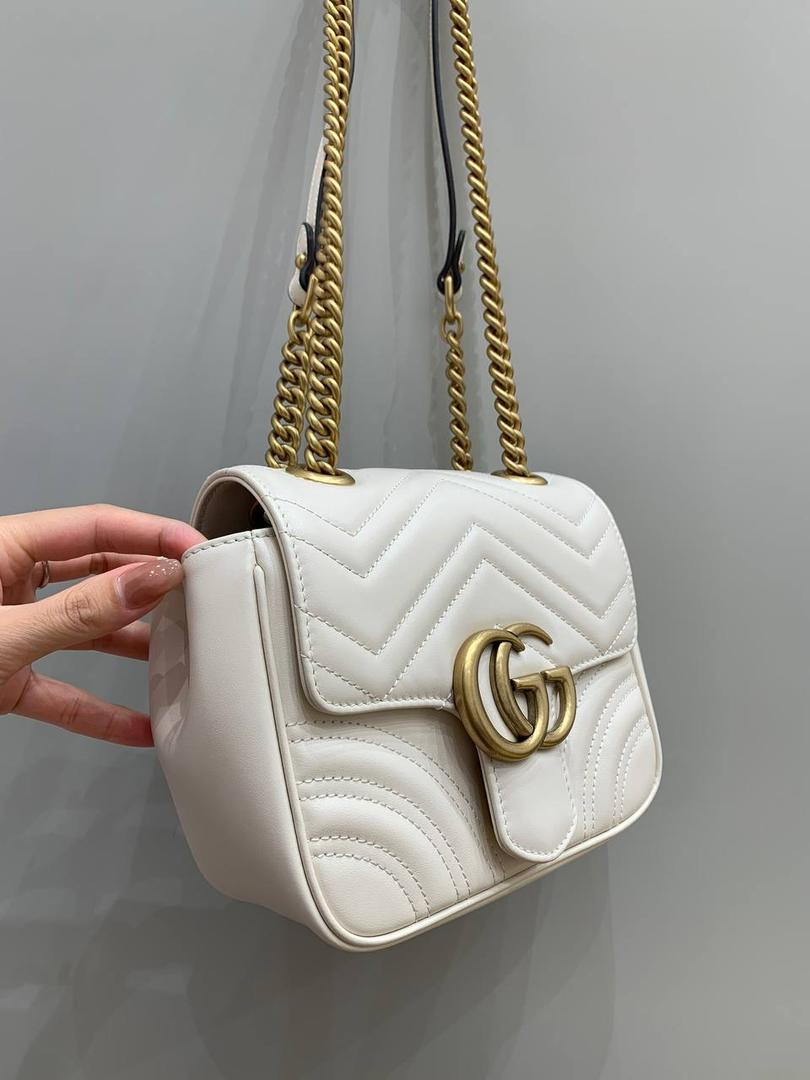 新背景实拍正品级 。Gucc1 marmont方胖子(原皮白色)💕🤩 方胖子这名字真的太适合他本尊了，真的是胖墩墩的贼可爱，皮料质感也是贼好，版型跟之前经典款的有点差别，做法也不一样，所以出来的手感也相差蛮大的，这款的手感版型跟他名字一样，就是个胖子，皮料弹性很大，就是专柜的味道！！ 型号739682 尺寸18/15/8cm