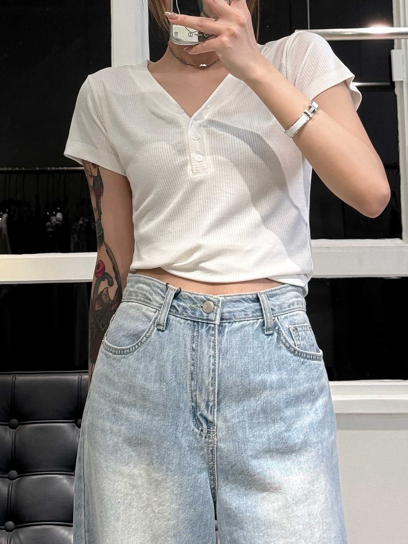 𝐒𝐨𝐟𝐭 𝐡𝐢𝐠𝐡-𝐬𝐭𝐫𝐞𝐭𝐜𝐡 𝐯-𝐧𝐞𝐜𝐤 𝐛𝐮𝐭𝐭𝐨𝐧 𝐭𝐨𝐩