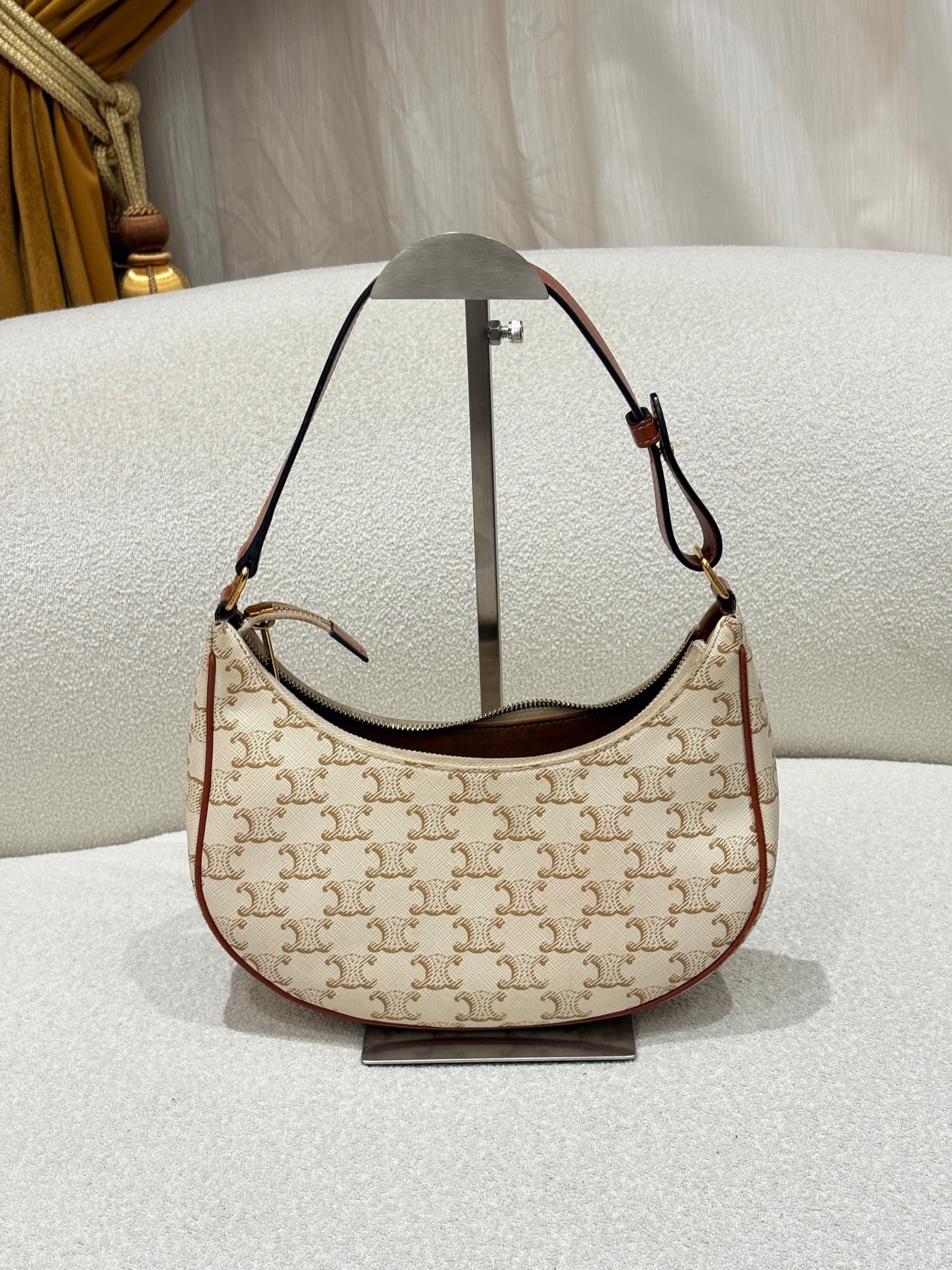 【預訂貨品】CELINE AVA 經典老花牛皮腋下包