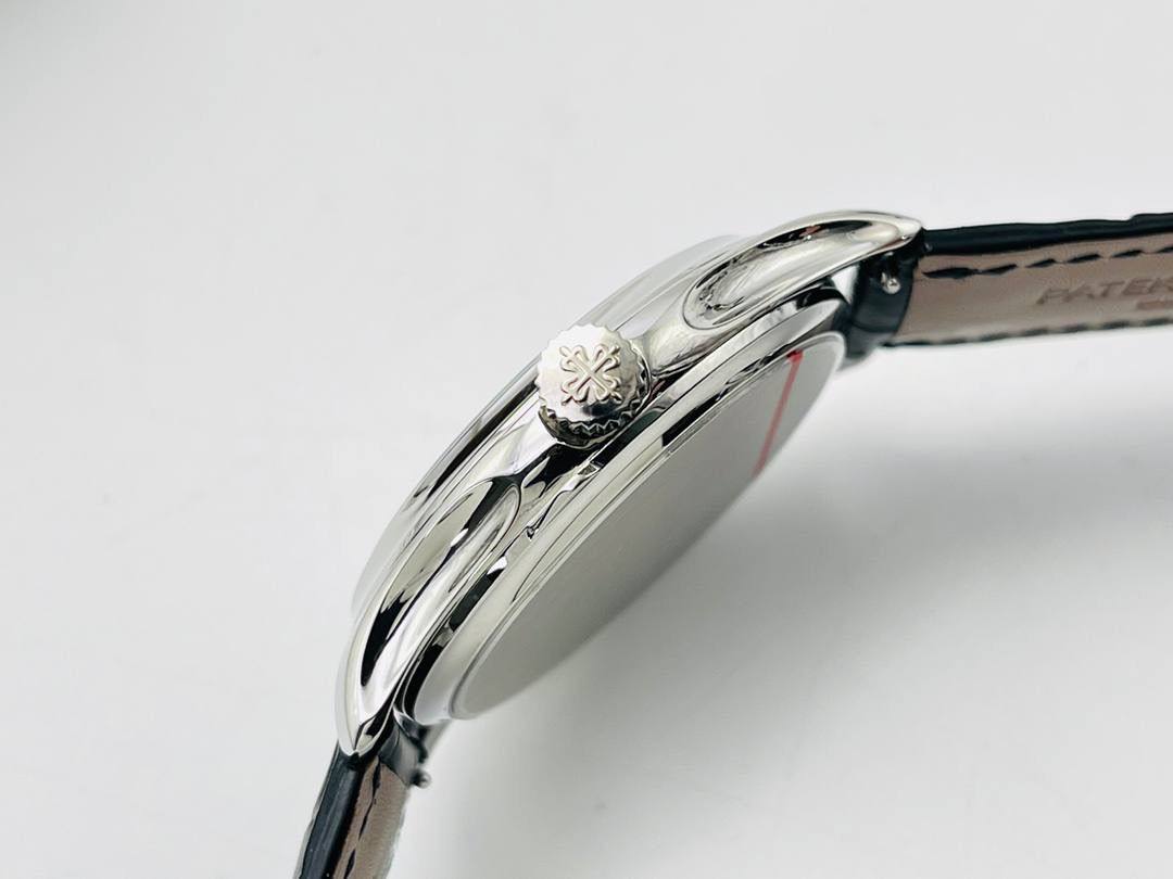 2021心诚所致，震撼推出精细美学代表之作——百达.翡丽古典表系列——5296V3版！【细节升级如下】腕表尺寸38mmX9mm 薄而有质！🤩😍 1⃣️完善表壳细节，提升打磨质量，独家还原出正品的完美比例和特有质感。 2⃣️刻度，指针采用最新的贵金属电镀技术加持，效果更佳出彩！ 3⃣️“锅盖型”微凸蓝宝表镜，版型与正品一致，效果通透，辨时清晰。 4⃣️【引领一体机时代】采用定制版Cal.324一体机——更薄，更稳，更像。 【表带】经典意大利小牛皮表带，纹路清晰，质感上乘。针式表扣打磨齐整光亮，通用原装无压力。