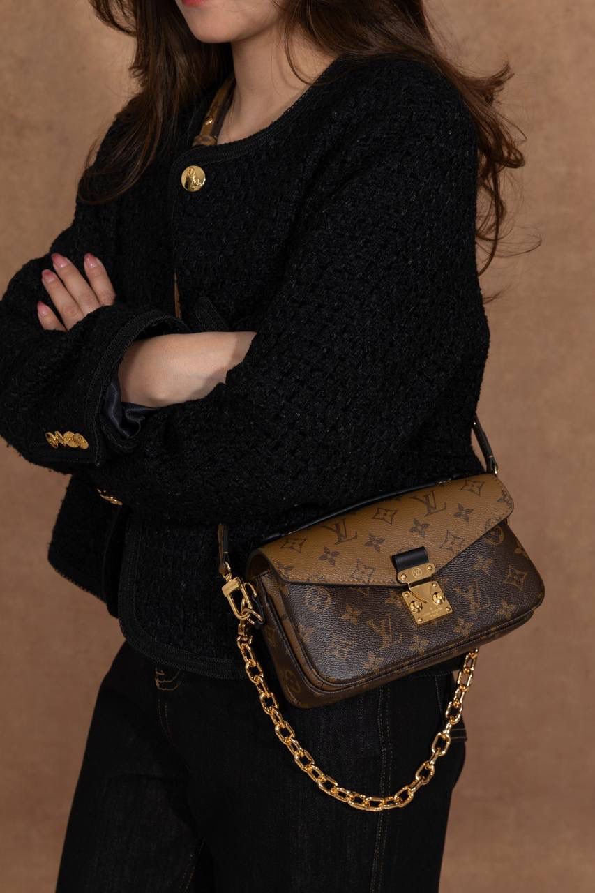 LV小邮差🎀 用的是 A+ 级全钢五金，亮亮的很有质感；再加上进口高弹面料，摸起来舒服，有弹性又有光泽，真的很加分咯 ✨ 渠道货包装，简单大方不浮夸。尺寸 21.5 × 13.5 × 6cm，小小一只但很实用，出门背刚刚好 👜