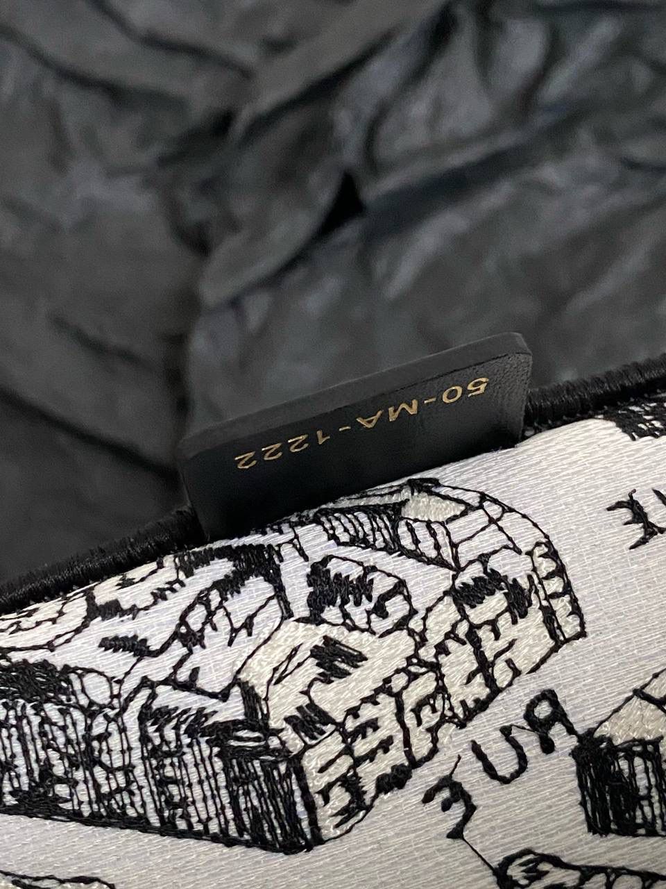 🈶白色中号 𝗖𝗗 𝗕𝗼𝗼𝗸 𝗧𝗼𝘁𝗲 23夏季"巴黎地图" 说实话，近年来花卉系列有点看乏看腻的 请你们一定看看这一只，新的炙热款！！ 本季主打的巴黎第八街区地图，惊艳了全网 真真实实绣在整个包上，砖柜超级难抢的！ 黑白色调干净利落，复古又神秘的法式浪漫✨ 那种高定视觉，沦陷了！沦陷了！ 行走的巴黎街头很是时髦，我先冲了！🎀 36×27×16cm