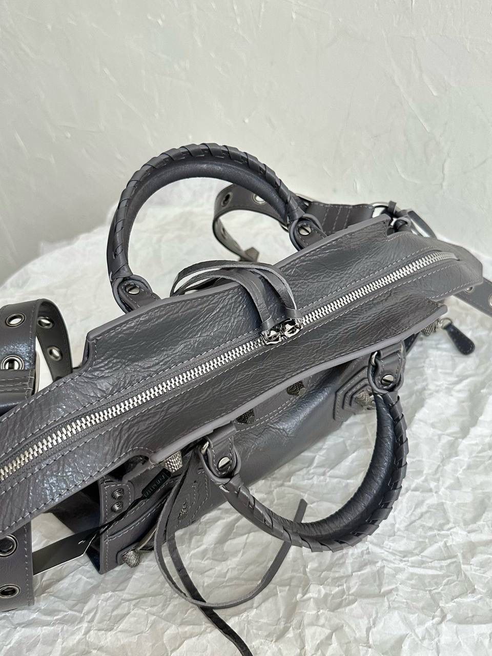 neo cagole 机车包xs 灰银色🌪️ 首先声明，我爱一切机车元素 无论是le cagole还是这只neo 喜欢大容量的姐妹冲这只 油蜡皮的不规则摔纹配上大量的五金配件 还有流苏拉牌➕爱心镜子➕零钱包挂件 极繁的魅力由此而来～ 辣妹酷妹冲冲！ 26×17.8×11.4cm700940m