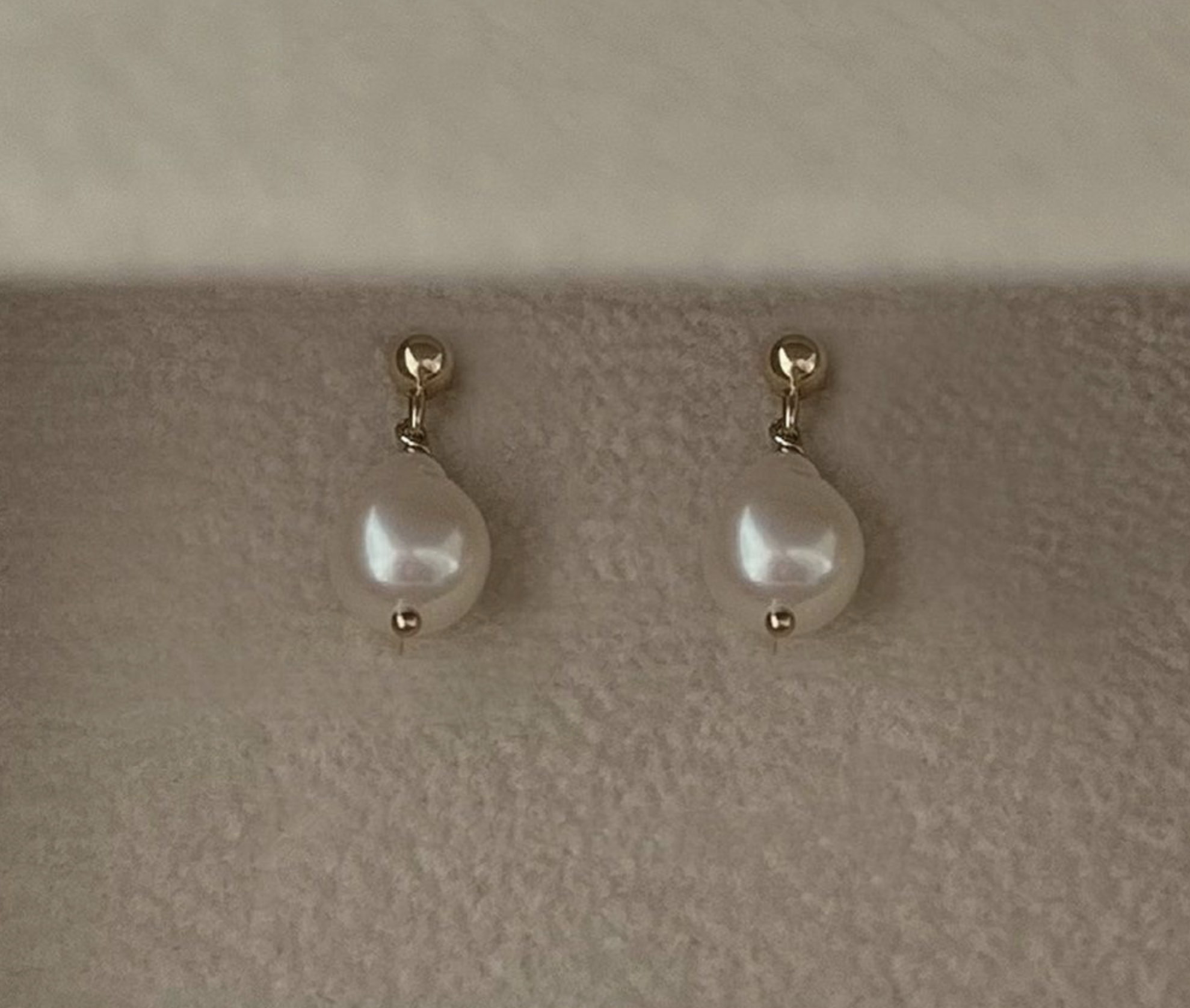 AUBE DE MOI | 14K Ball Pearl Drop Earring