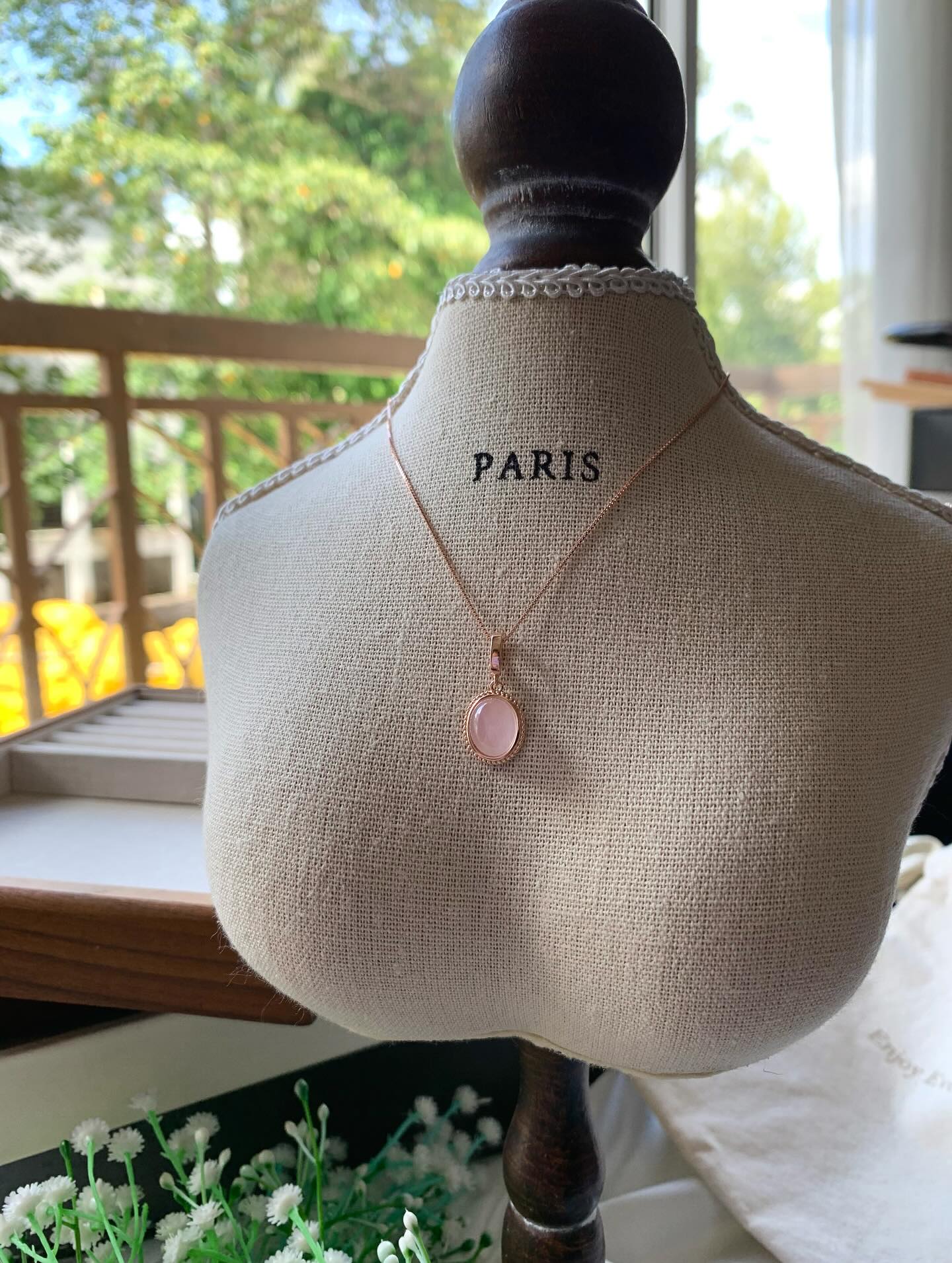 高冰透粉水晶吊坠玫瑰金 ｜Rose gold rose quartz Pendant 7-8mm RM98（ 吊坠+项链 ）one set 粉水晶（玫瑰石英）的功效主要為增進人際關係、吸引愛情與招桃花、舒緩情緒、以及療癒情感創傷。它對應人體的心輪，有助於平衡情緒，加強感受愛的能量，並能提升個人魅力，使人更容易受歡迎。粉水晶的粉紅色光芒能帶來溫和的吸引力，改善人緣和親和力，對工作人脈的建立也有正面助益Rose quartz is known as the ”Love Stone“ and is believed to promote emotional healing, self-love, and inner peace by opening and healing the heart chakra. Its benefits include attracting love and compassionate relationships, easing stress and trauma, and calming negative emotions like anger, fear, and despair. It is also used to promote physical benefits such as improved circulation and muscle relaxation, and to enhance skin health#粉水晶 #粉水晶吊坠 #rosequartz #naturestone #gemstone #crystal #马来西亚水晶网店 #天然水晶