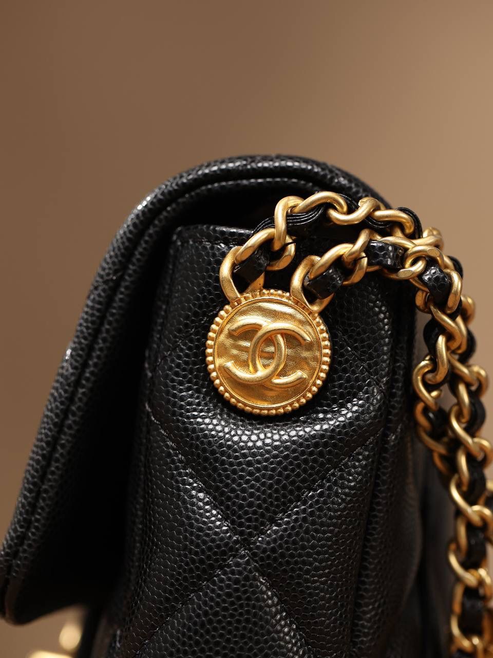 22早秋新品 CHANEL 香奈儿 横款金币方胖子👜❤️‍🩹 尺寸：13.5*215.*6.5cm 独家渠道货 独家ZP尾单渠道货首发 此款是今年小香新出的材质颗粒压花牛皮，颗粒比较细小，手感比较柔软些，是欧洲原厂纯原金扣的头层小牛皮压的小球纹路，非常耐磨 金币包是小香22年推出的全新的链条款式，也是主打的明星产品，结合这种小球纹推出一个系列的金币包⚡️