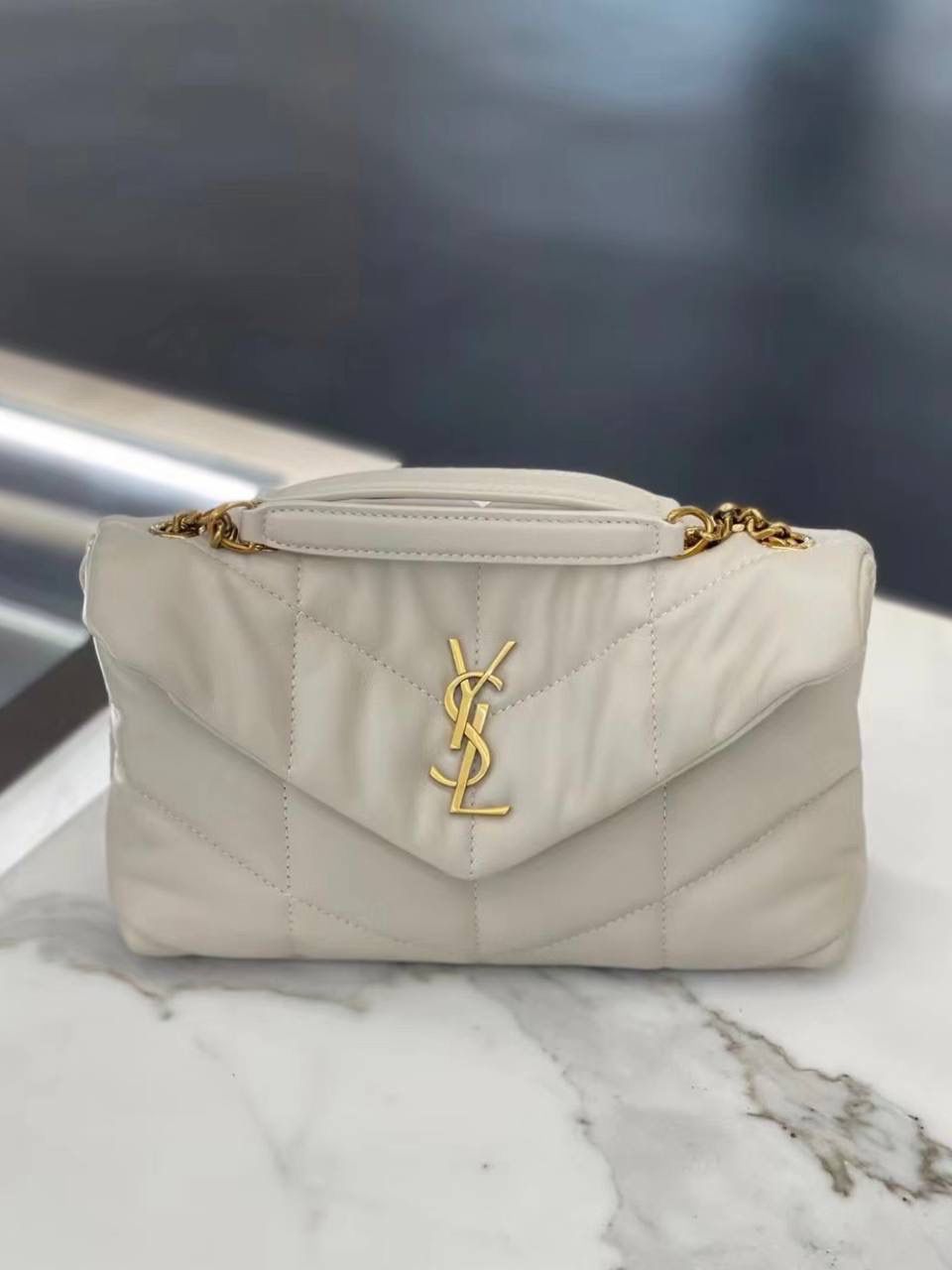 mini toy这个尺寸也好好看哦！ 夏天背小白包就是降温☺️☀️🌱 ys1 loulou puffer绗缝羊皮包 mini白金🖱️ 每家每户都有出个软绵绵的云朵包 它能从中脱颖而出有它的道理 特别洋气千金风，上身是真好看！ 小羊皮手感也软乎乎的很舒服 自重轻容量大～ 通勤日常都no problem☺️ 29×17×11cm577476m 23×15.5×8.5cm759337m