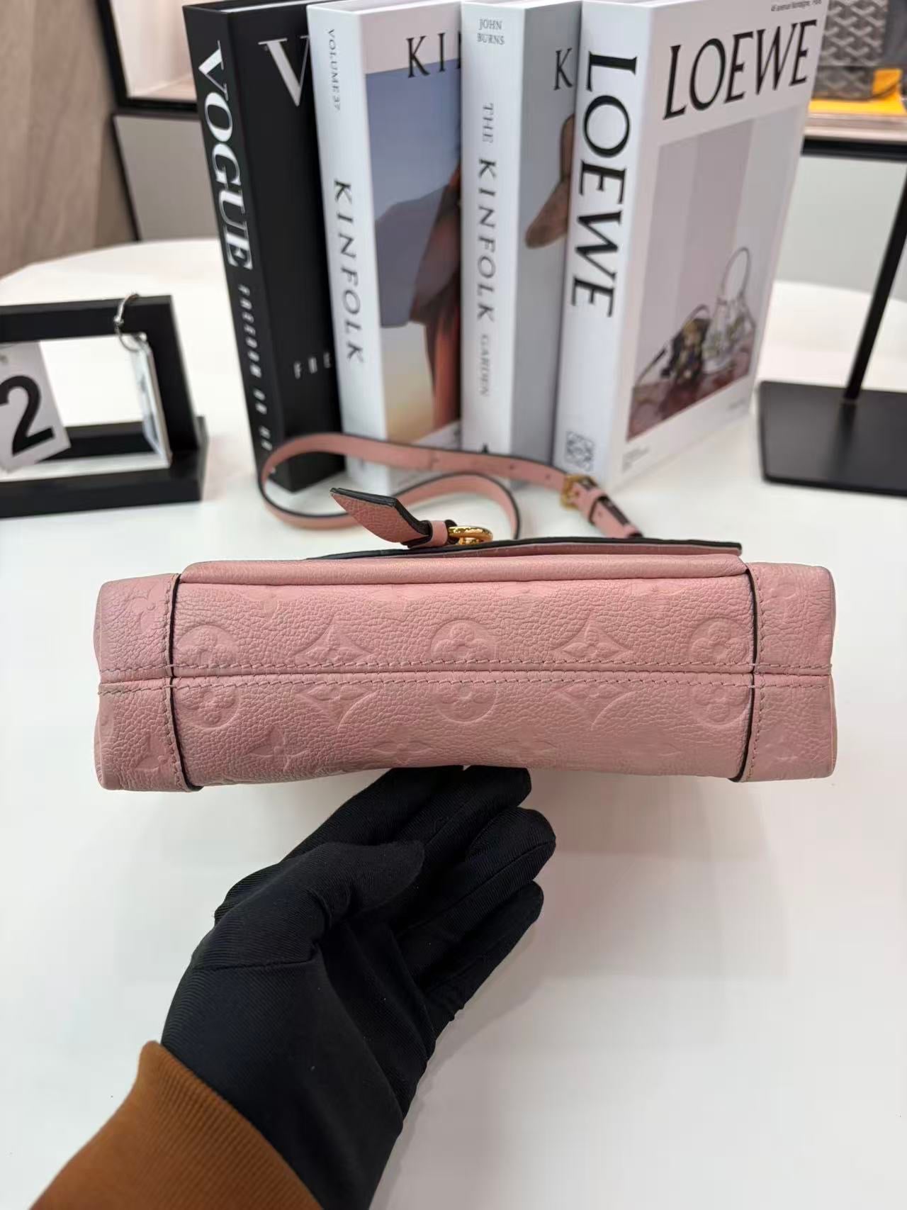 【預訂貨品】LV blanche全皮壓花郵差包