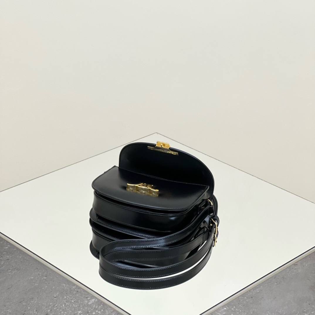 🔥大货实拍图 𝗖𝗘𝗟𝗜𝗡𝗘 ♥ 𝗧𝗘𝗘𝗡 𝗕𝗘𝗦𝗔𝗖𝗘肩带马鞍 型号：110413 尺寸：18.5*16*6cm