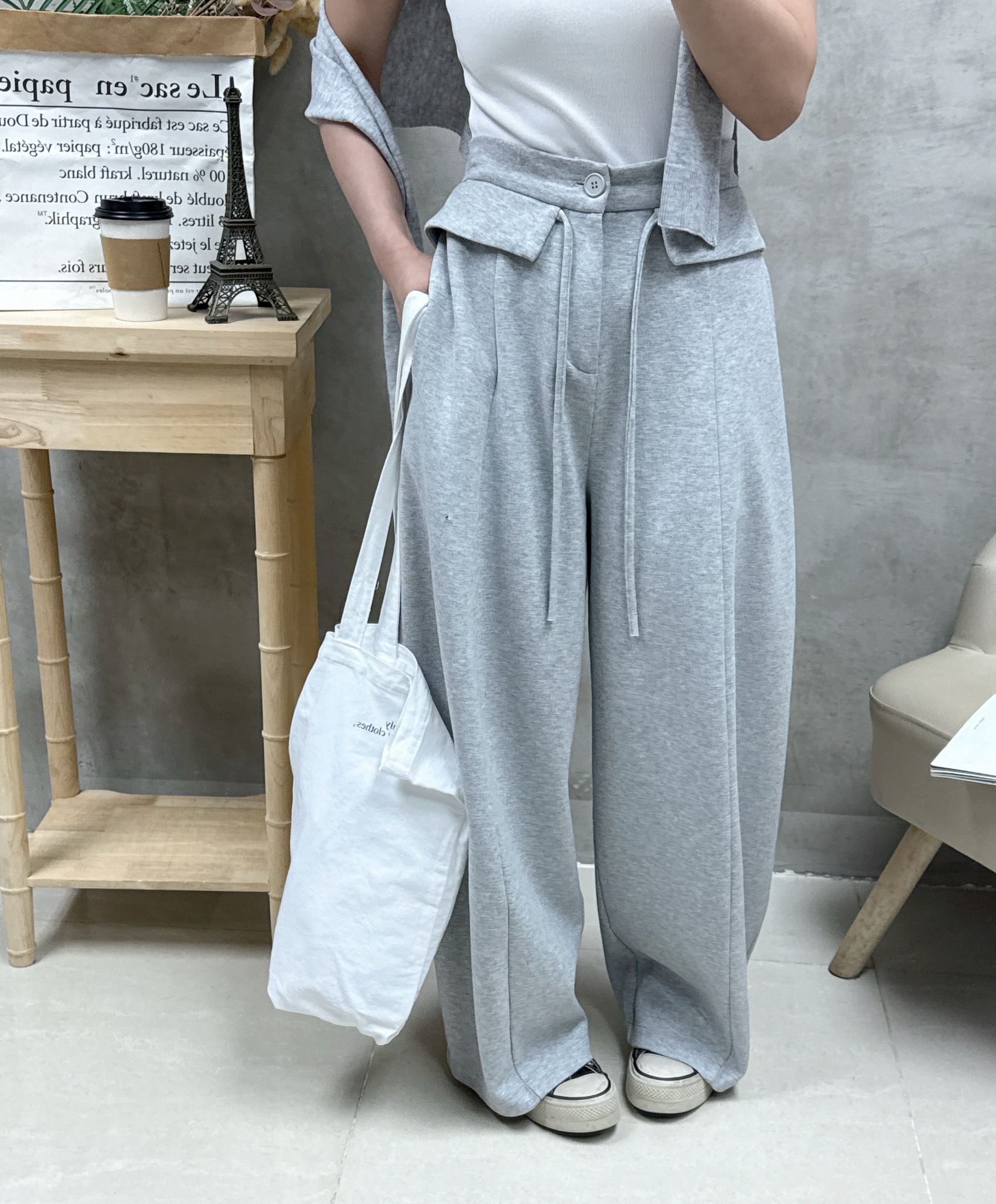 C13 V領暗紋骨感Tee