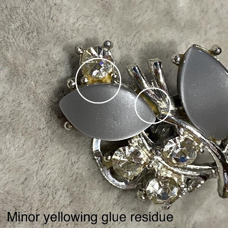C.a. 1950-60s Elegant Dove Grey Pearlized Lucite Accented with Rhinestone Jewelry Set - Brooch & Clip Earrings (MT1119)