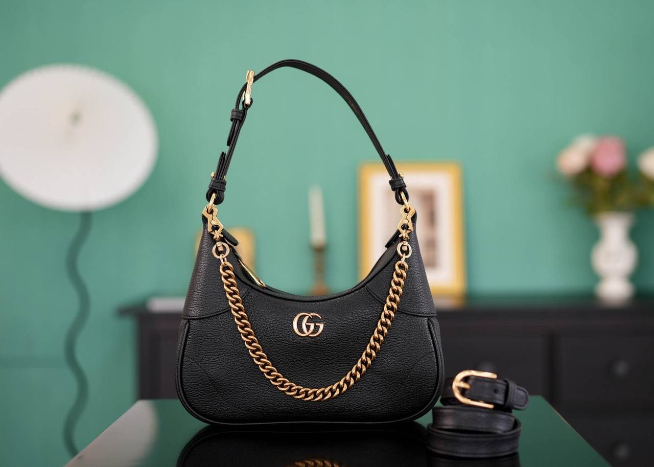 🥯Aphrodite系列小号新月造型肩背包 克色25cm 正品售价,500 复古又高级的新月造型，近期热搜新品 版型超正，实物真的超级美 山羊皮柔软但却耐造 三根肩带，实现多种背法~ 官方款号 731817 尺寸：25x 19x7cm