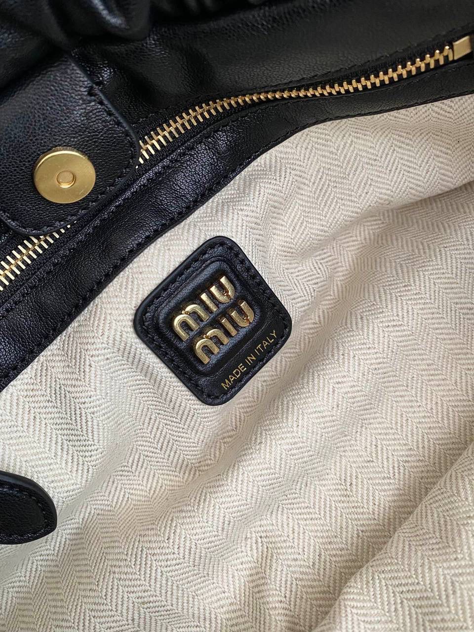 🈶黑色 𝗠𝗶𝘂𝗠𝗶𝘂 𝗡𝗮𝗽𝗽𝗮 饺子包 这只亮点在于包口用的是抽绳束口！ 抽绳可以随意调节，搭配的纤长双手柄可肩背或手提也可以随意捧在腰际'柔软的皮质加上不定型的设计，慵懒随性的调调一下就出来了 满满的vintgge复古感，既叛逆又不失格调'好喜欢啊 16×44×10.5cm #F0016m