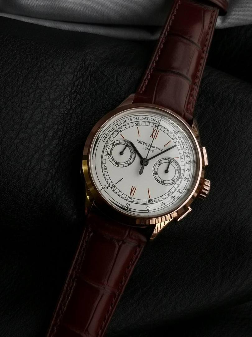 百达翡丽复杂功能时计5170G多功能腕表，堪称腕表精品当中的精品！😍✨🔥 腕表直径为42毫米，作为一款男士腕表，它的表盘大小适中。为我们奉上对称的美感，整个表盘的布局大方得体，包括了如此之多的功能的同时，又不会让人觉得繁杂。 机芯采用了7750机芯完美还原正品诸多功能，提供了强大的时间衡量功能。意大利牛皮表带，专属的灯笼扣，任何季节，任何场所，任何职业人均适合佩戴，让手腕佩戴得更舒适，让气质绽放。此款腕表具有30米防水功能，满足大众日常生活，休闲度假必备腕表。 百达翡丽5170G可以说是腕表中的精品，功能方面的巧妙构思，外观上的合理布局，以及优越的机芯性能，无一不体现出百达翡丽的独特设计，一件经典的艺术品，一件完美的收藏品。