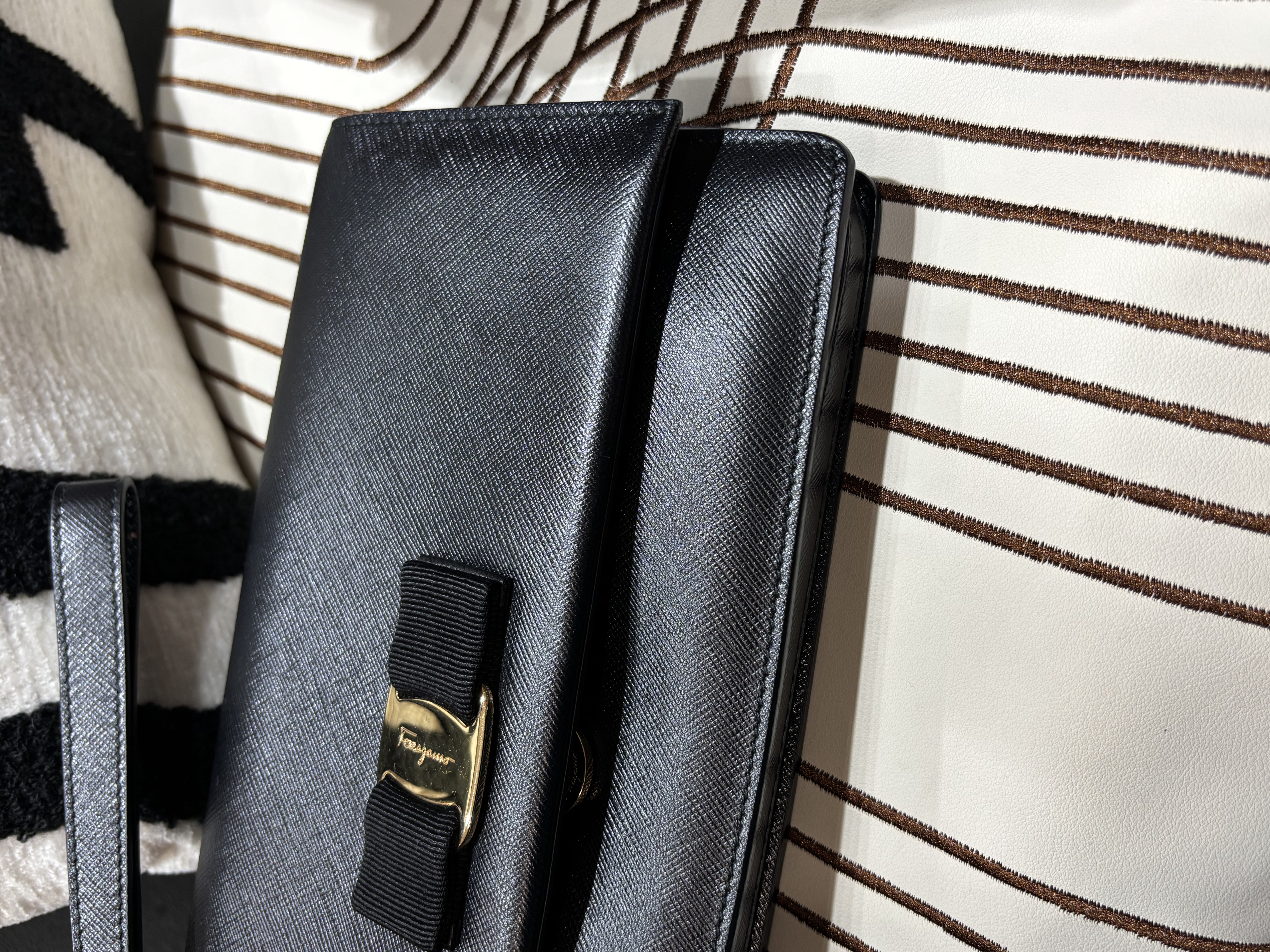 SALVATORE FERRAGAMO Miss Vara Clutch 黑色十字壓紋皮革Black Saffiano Leather 100%Authentic, 98%New ✅Dust bag