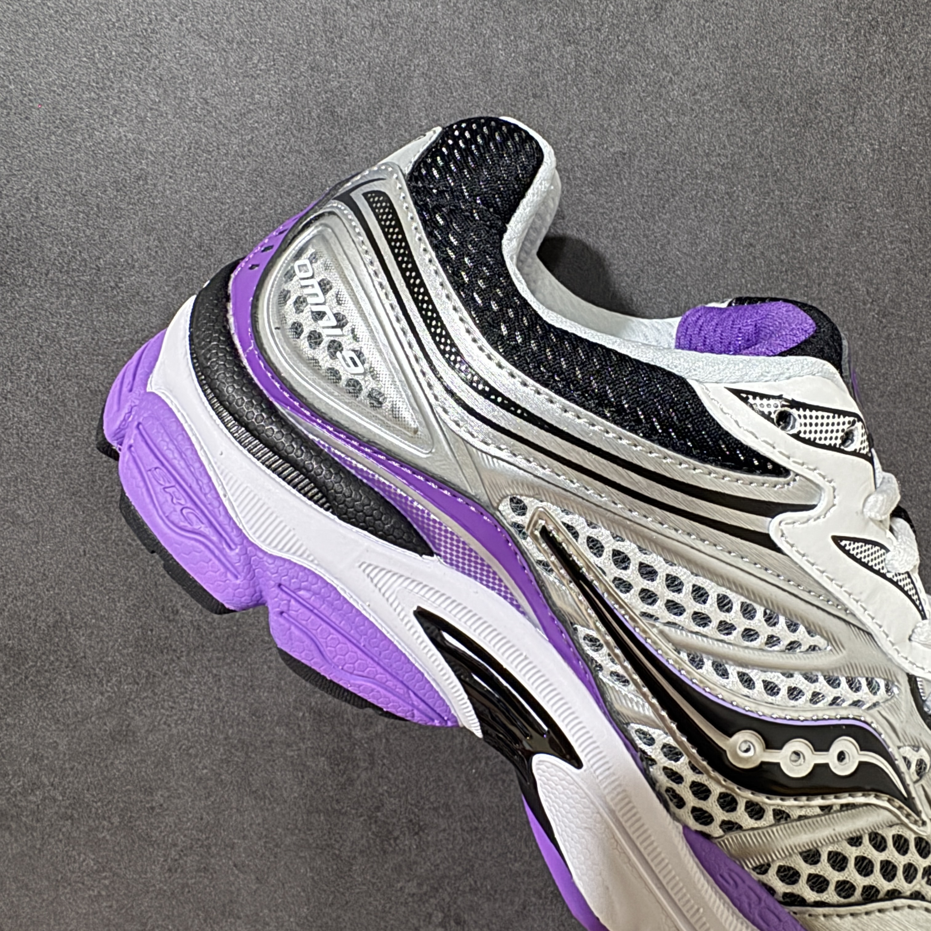 Saucony ProGrid Omni 9 OG