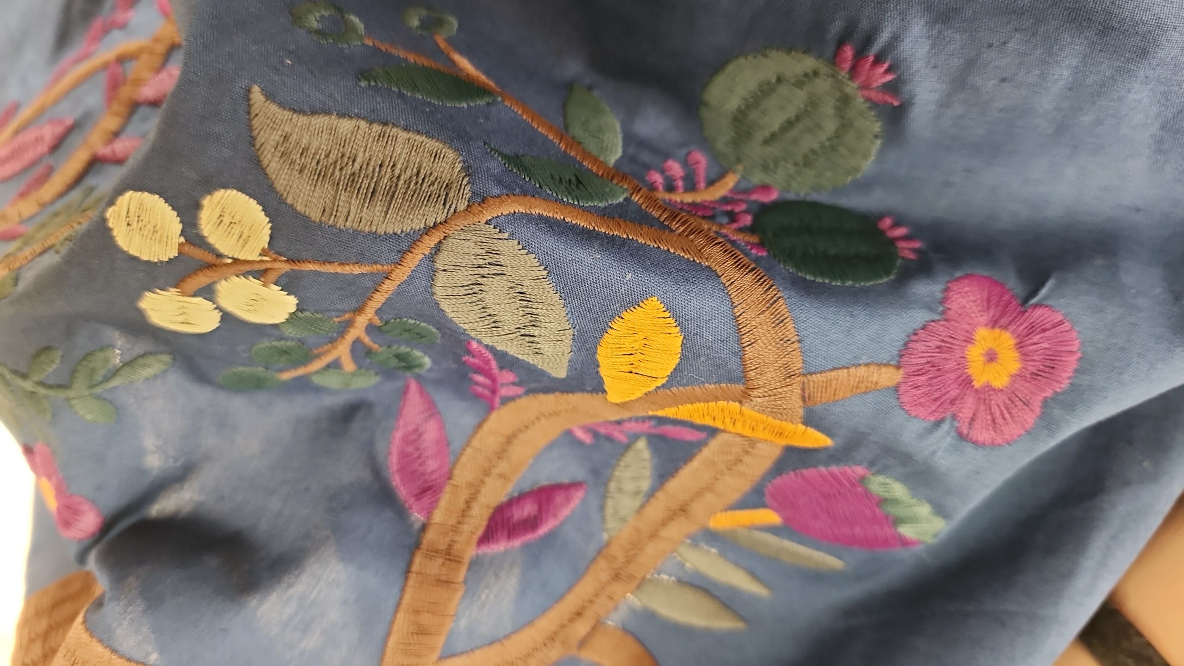 日牌藍拼刺繡花前後兩著棉麻裇