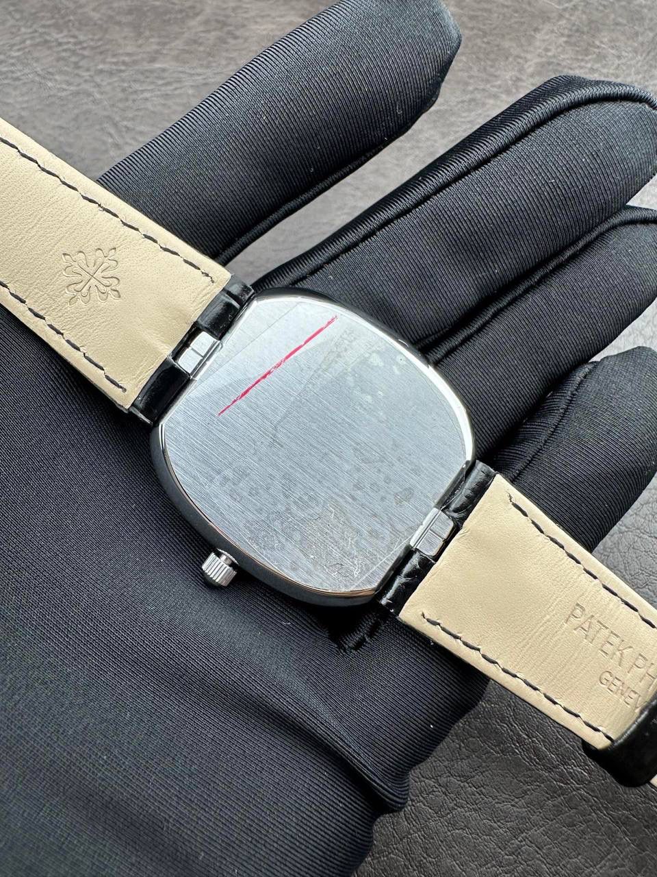 PP➕ Factory2025新品首发｜百达5738系列 68克配重版 复刻经典，更胜经典——GOLDEN ELLIPSE 黄金椭圆腕表重磅登场！ ✅ 黄金分割美学重塑：遵循1:1.6181经典比例，34.5MM×39.5MM椭圆表径搭配7.7MM纤薄厚度，复刻古典韵味与佩戴舒适度。 ✅ 316L精钢表壳：介于圆形与矩形之间的别致椭圆轮廓，还原原版线条张力，质感细腻出众。 ✅ 3D立体云贝母表盘：专属浮雕打印工艺，折射神秘深邃光泽，告别市面暗淡平庸款，上手自带高光。 ✅ 定制进口小牛皮表带：21X16尺寸对版原配，搭配同型椭圆表扣，与表壳设计遥相呼应，贴合手腕更显格调。 ✅ 9015精准机芯：走时稳定精准，兼顾实用性与耐用性，日常佩戴无压力。 PP➕不做“远观款”，只为呈现最接近原版的真实佩戴体验——从细节质感 to 上手触感，每一处都经得起近距离审视，让经典韵味在腕间完美延续！