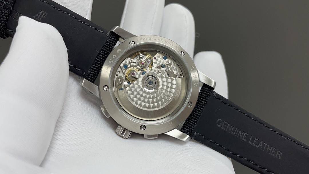 🚀皇家橡树26048离岸型41爱计时机械腕表💯 1.壳套按照原装开模多道工序顶级处理 2.一体字面立体工整的盘面“饼干纹理”和原装一模一样 3:316精钢表壳原装开模细节经过多道工序的打磨磨砂处理 4.7750机芯9字位小秒走时精准 5.表镜选用进口防眩水晶蓝宝石玻璃镜面 6.表带搭配进口意大利小牛皮以及帆布皮带，表扣实用原装针扣，尺寸41mm，爱彼入门级强烈推荐，精品打造