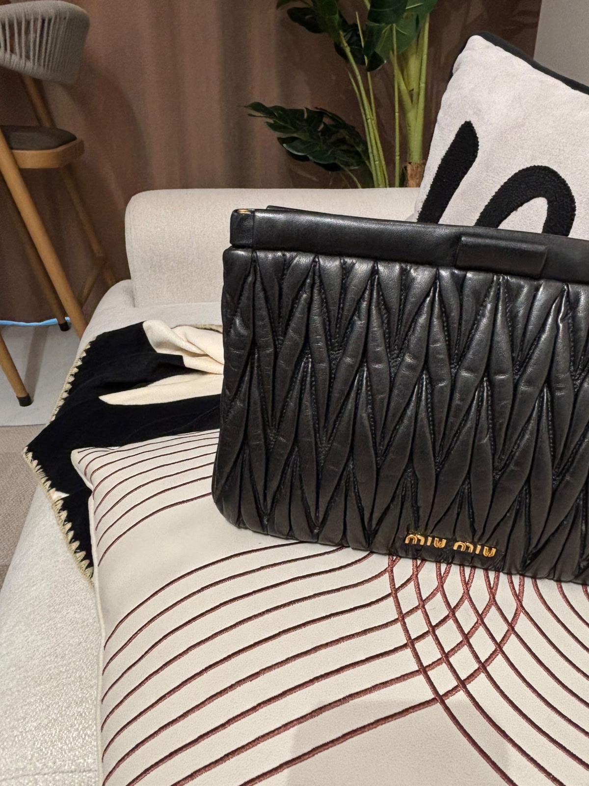 Miu Miu clutch bag 黑色金扣 100%Authentic ,95%new