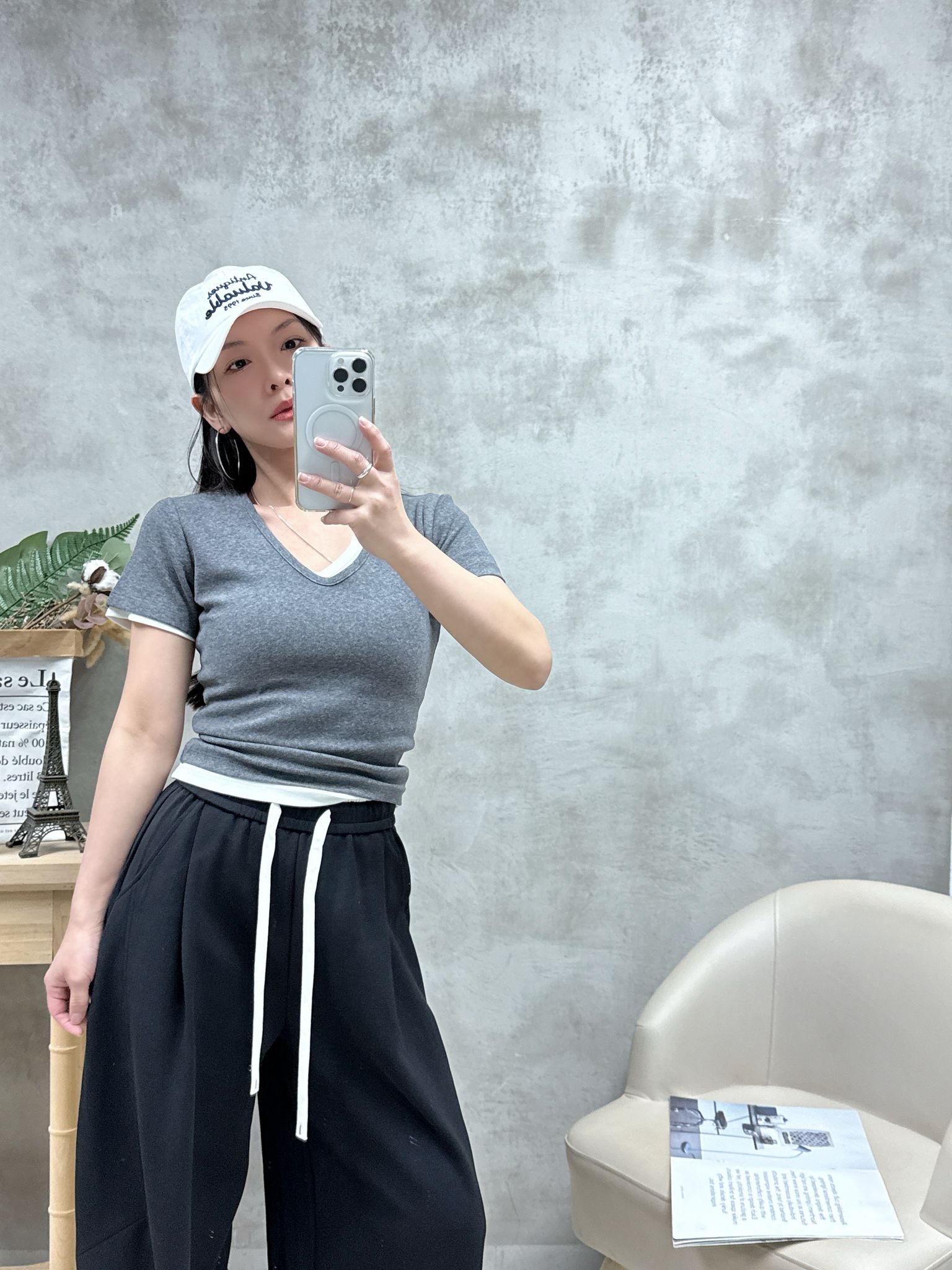 C13 V領暗紋骨感Tee