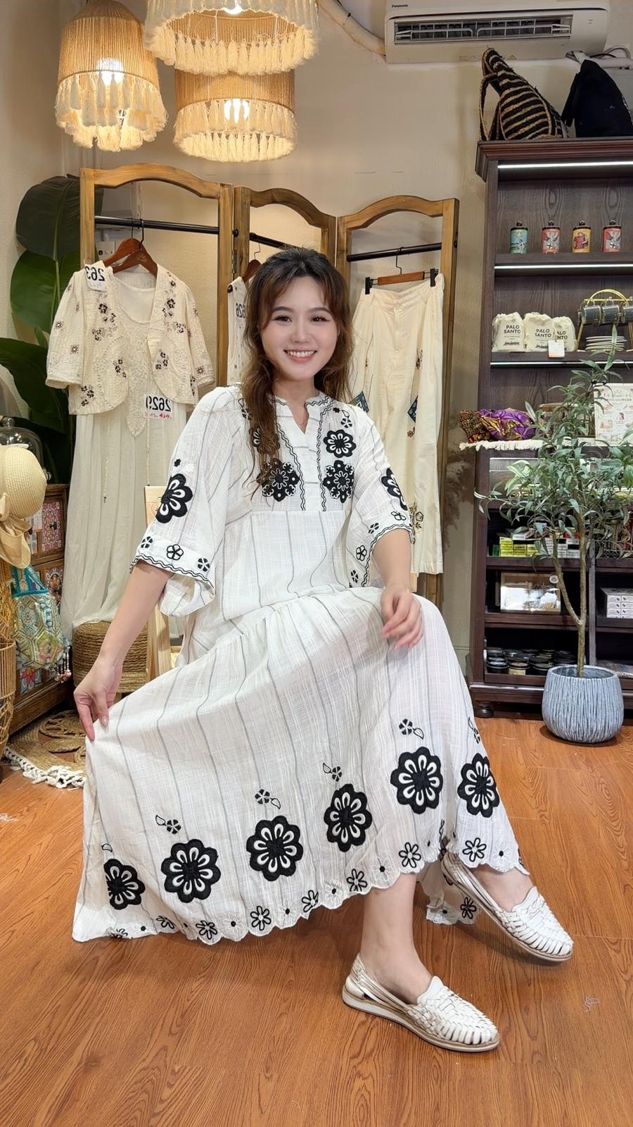 PKT 2638 Soft White With Black Emb Flower OP 50"