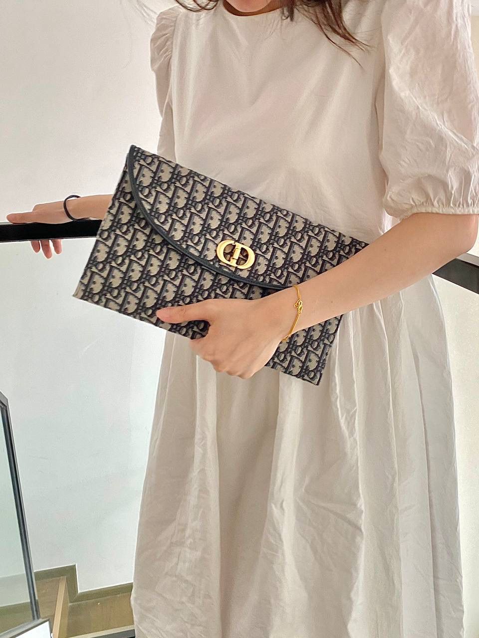 30 Montaigne 手拿包👜✨ 蓝色 Obliaue 印花 独家渠道货 独家原厂皮全网最高性价比最硬货🔥 中号 30 Montaigne 手拿包 宽敞的内部隔层可收纳各种日常用品，🉑作为手拿包使用，也可放入Book Tote 手袋中。正面饰以CD 标志 ✅拉链开合 ✅1个内侧隔层 ✅1个内部贴袋 ✅配整套包装🎀🤟🏻 尺寸：26×20× 5.5厘米