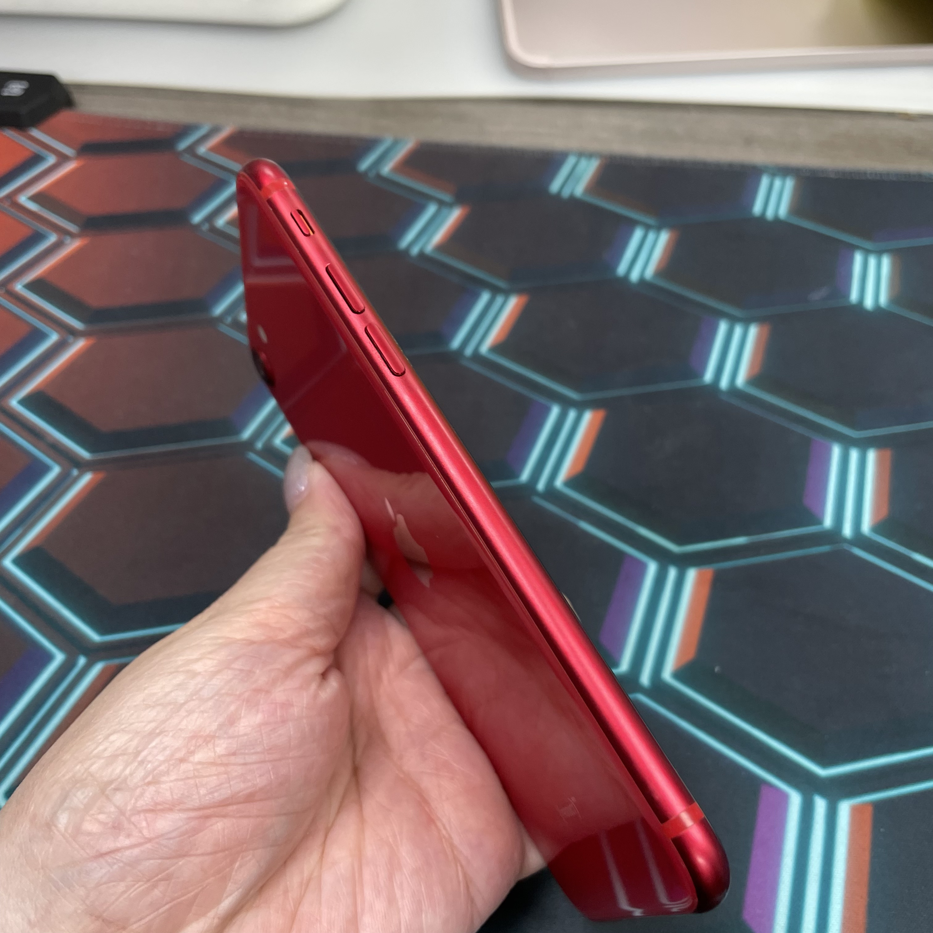 *6940 SE 2 完美機 128GB 電76 紅色 red