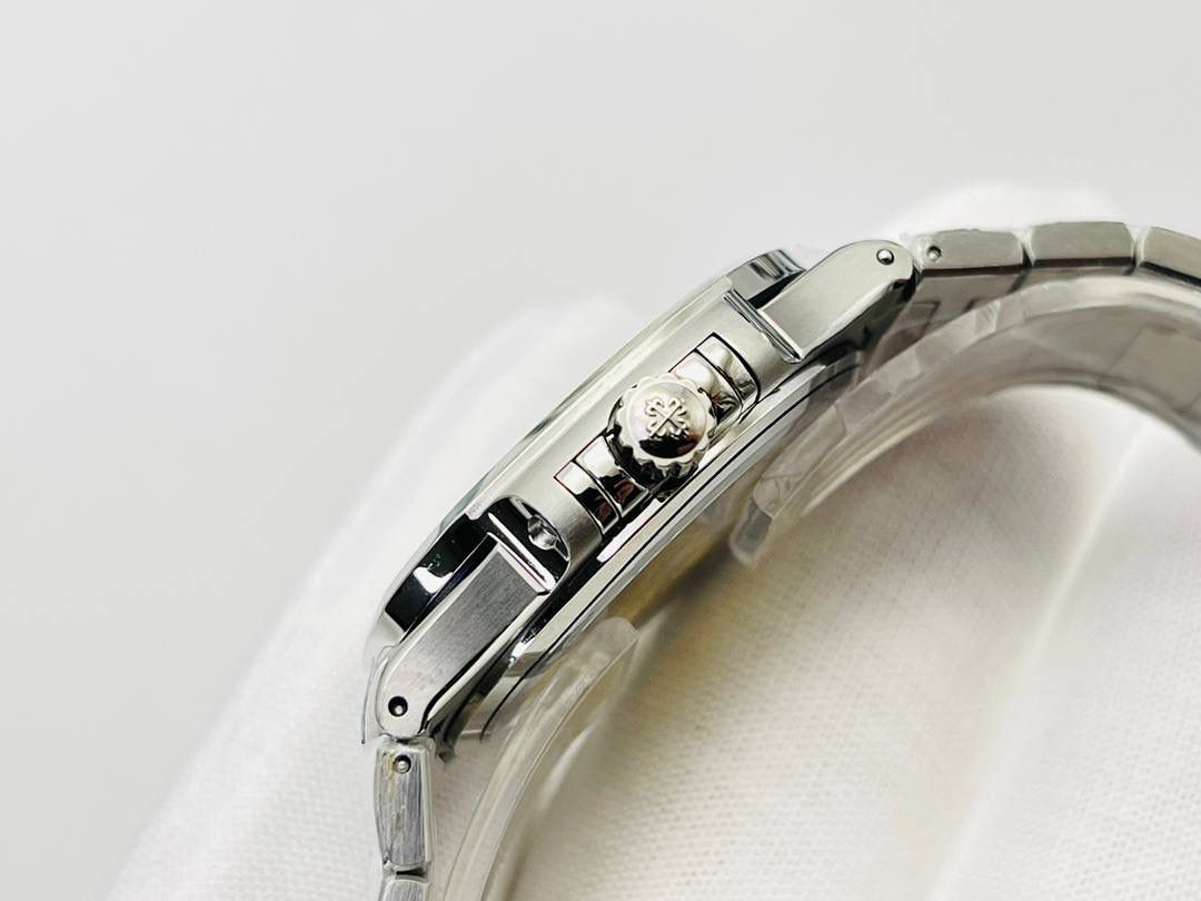 百达翡丽鹦鹉螺女款腕表PP7118强势来袭！ “324”机芯最高版本““到货”” 唯一媲美正品的副本！ 正品完美互换真正Cal.324C一体29钻机芯！ 全新订制版百达翡丽专Cal.324SC自动上链机芯。史无前例厚度和正品一致完全实现。整机根据真正的Cal.324SC机芯设计-1:1尊重原厂设计，傲视市面上一切副本百达翡丽。 机芯尺寸“27.0mm”厚度“3.3mm”动力存储“45小时”数据正品一致！ 腕表尺寸34MM，厚度8.3MM，全网最薄！ “没人能拥有百达翡丽，只不过为下一代保管而已。”