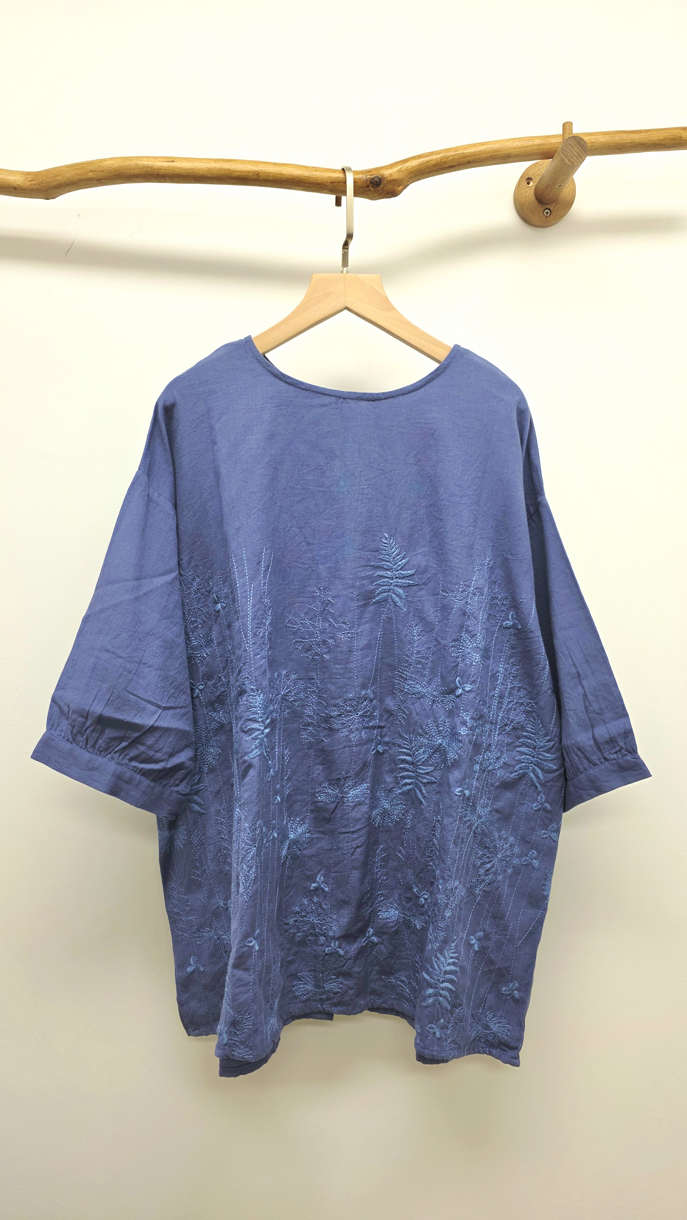 日牌紫藍拼刺繡花前後兩著開胸棉麻裇