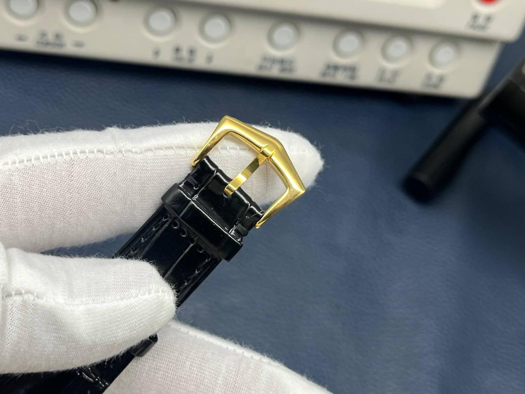 TW百达翡丽复杂多功能系列5135G--010重磅登场，迄今推出的首款Nautilus复杂腕表，以超复杂的工艺技术打造休闲运动腕表。 1⃣️小身板大能量：尽揽以下功能∶12点位日历功能 10点位星期功能 2点位星期功能 6点位24小时。所有功能都可正常使用。 2⃣️机芯采用版Cal.240自动上链机芯，在实现外观的逼真前提下，功能一并完美诠释。 3⃣️改装大师独立制表人，倾情参与定制改装表盘颜色，给予独一无二的腕表增添有趣的灵魂！