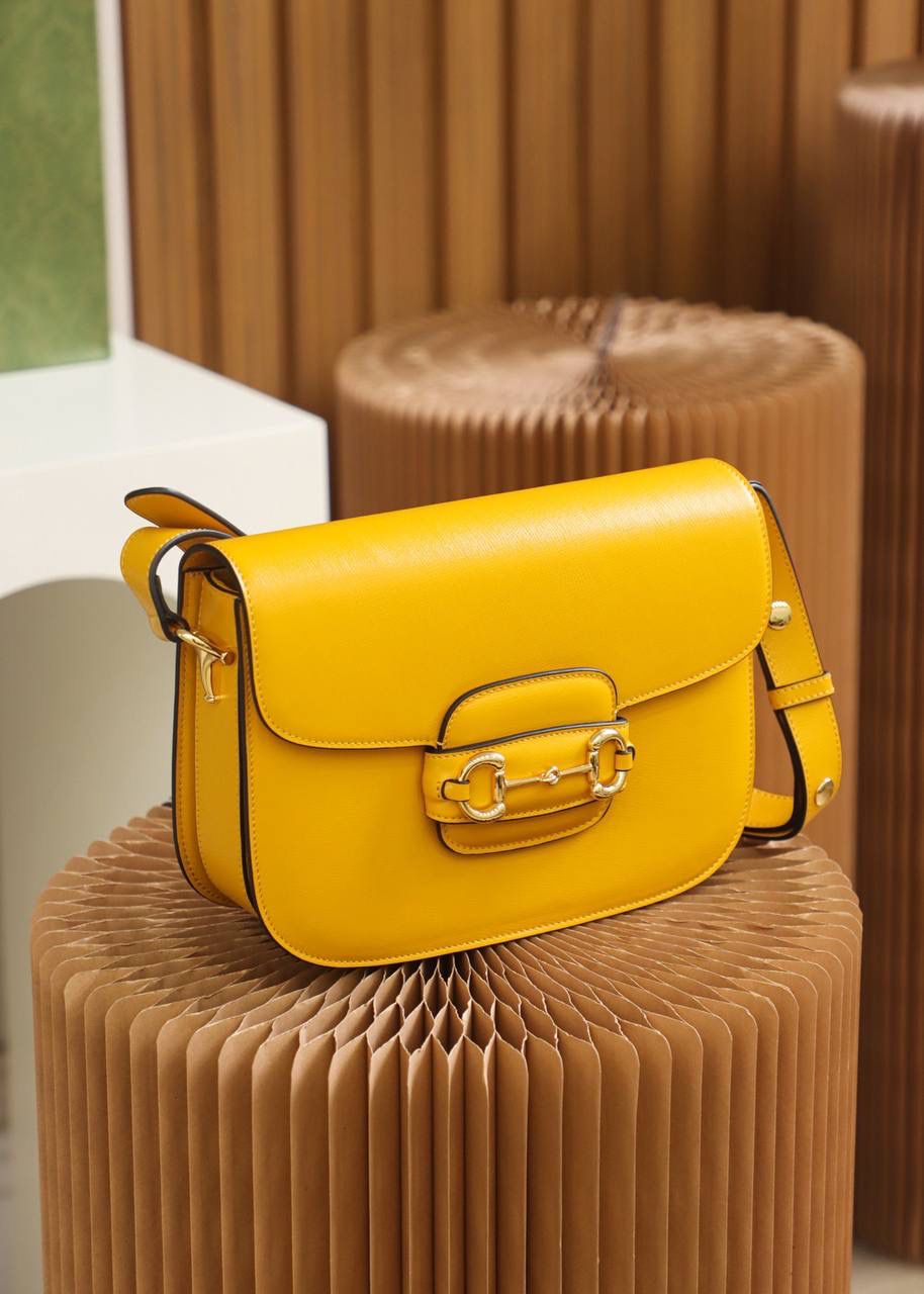 ▪️𝟭𝟵𝟱𝟱 𝐇𝐨𝐫𝐬𝐞𝐛𝐢𝐭马衔扣#602204# 正品皮▪️YY# ☑️尺寸：25*18*8𝙘𝙢 𝙃𝙤𝙧𝙨𝙚𝙗𝙞𝙩 1955马鞍包全皮系列， 全皮的质感看起来更加上档次， 更加有时尚感，标志性的马衔扣五金， 搭配经典的复古线条与现代精神巧妙融合， 不仅看起来有复古的味道，却不失时尚的高级感， 采用皮革材质相映成趣， 搭配可调节的肩带，给予日常不同的背法！ 隔成设计，更加人性化使用！ 给人透出低调而大气的气质！🔥🔥