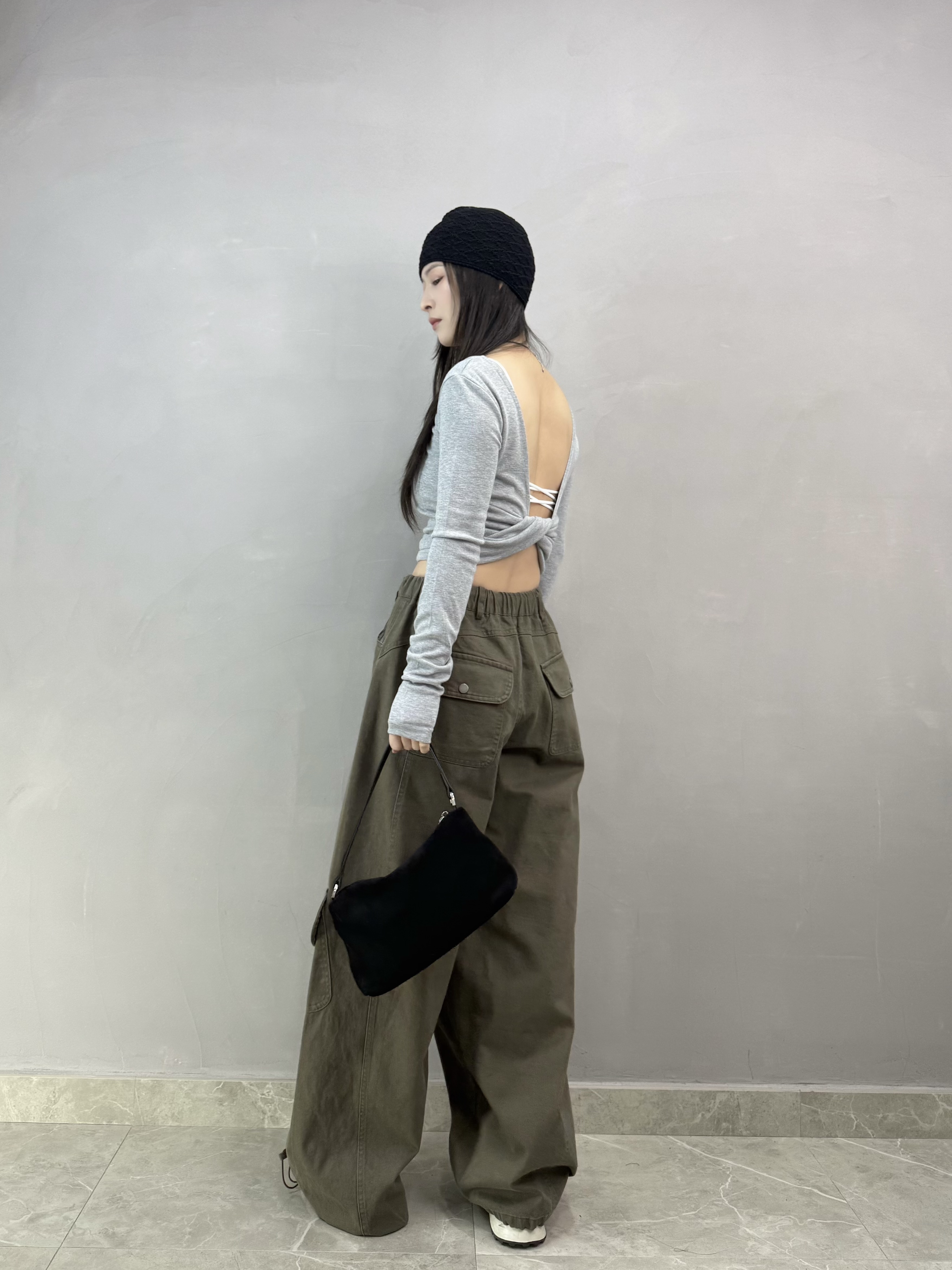 H05 後扭結露背tee