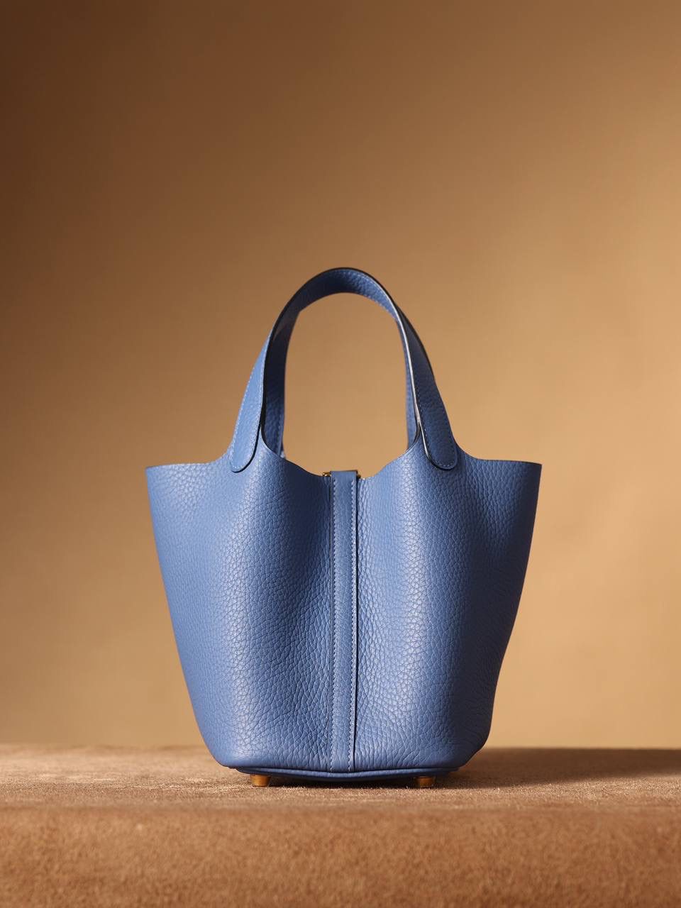 H菜篮子❤️ 玛瑙蓝蓝18cm金扣 独家渠道货！独家背景！高清实拍图！ 每个细节可放大看，全网天花板级别的菜篮子，独一无二的过验产品，每个细节都是对版的！ 纯手工制作、细工慢活、工匠精神雕刻的艺术精品！0售后，包满意！奢侈品中的精品之作！ 尺寸：18 X 19 X 13.5cm