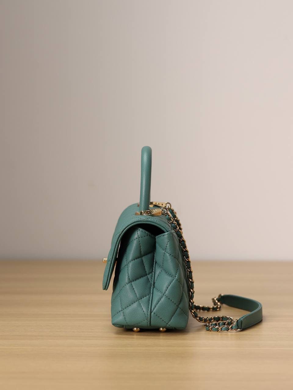 新coco handle小号绿色荔枝纹💞👜 和CF一个渠道的尾单货，拿过的都不用多介绍啦！新款驾到！独家渠道货！ 尺寸:14 X 24 X 10cm