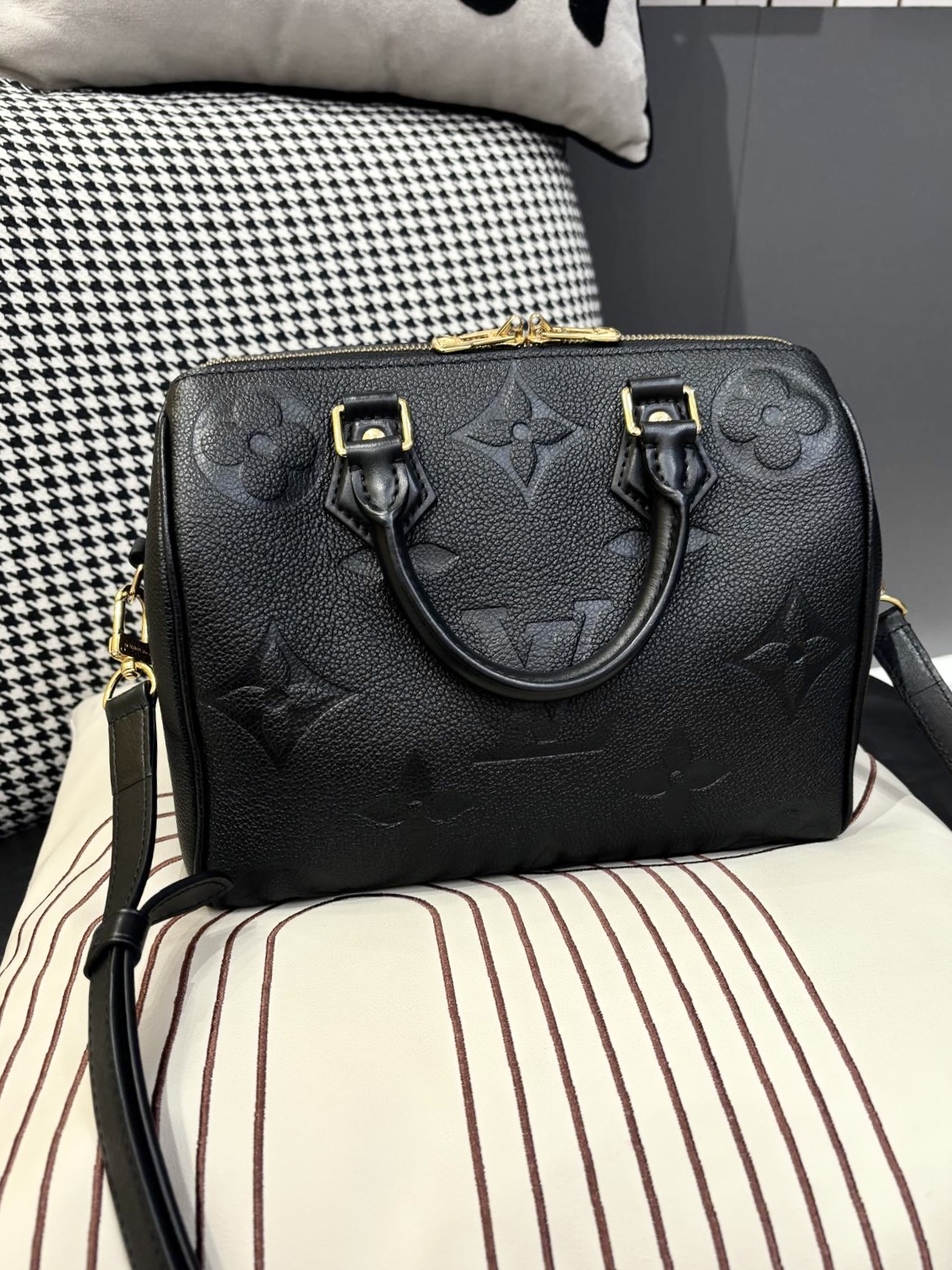 LV speedy Bandoulière 25 calfskin 100%Authentic, 98%New  ✅Key Lock ✅Dust bag