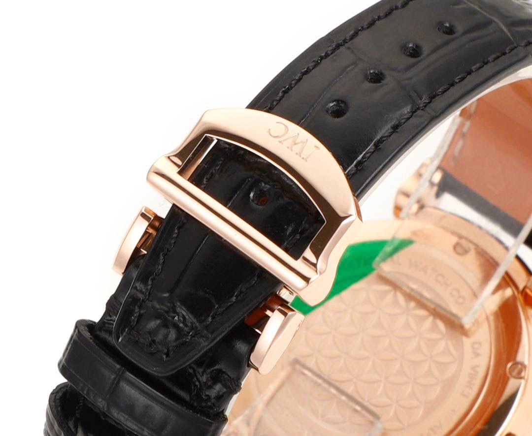 IWC达文西 IW459306 蓝色表盘配月相，好看又有氛围感，蓝色和月相搭配很协调。 这款达文西是复古经典设计，表盘干净清楚，指针是剑形，表冠是圆拱形，表耳可活动，戴着手腕更舒服。 表底刻有“生命之花”图案，是重叠圆环的几何样式。 表径36mm，精钢表壳，自动机械机芯，带中央停秒、月相显示，表底有特殊雕刻。 防水30米，动力储存42小时。 整体简约大方，细节精致，很适合成熟优雅的女生佩戴❤️