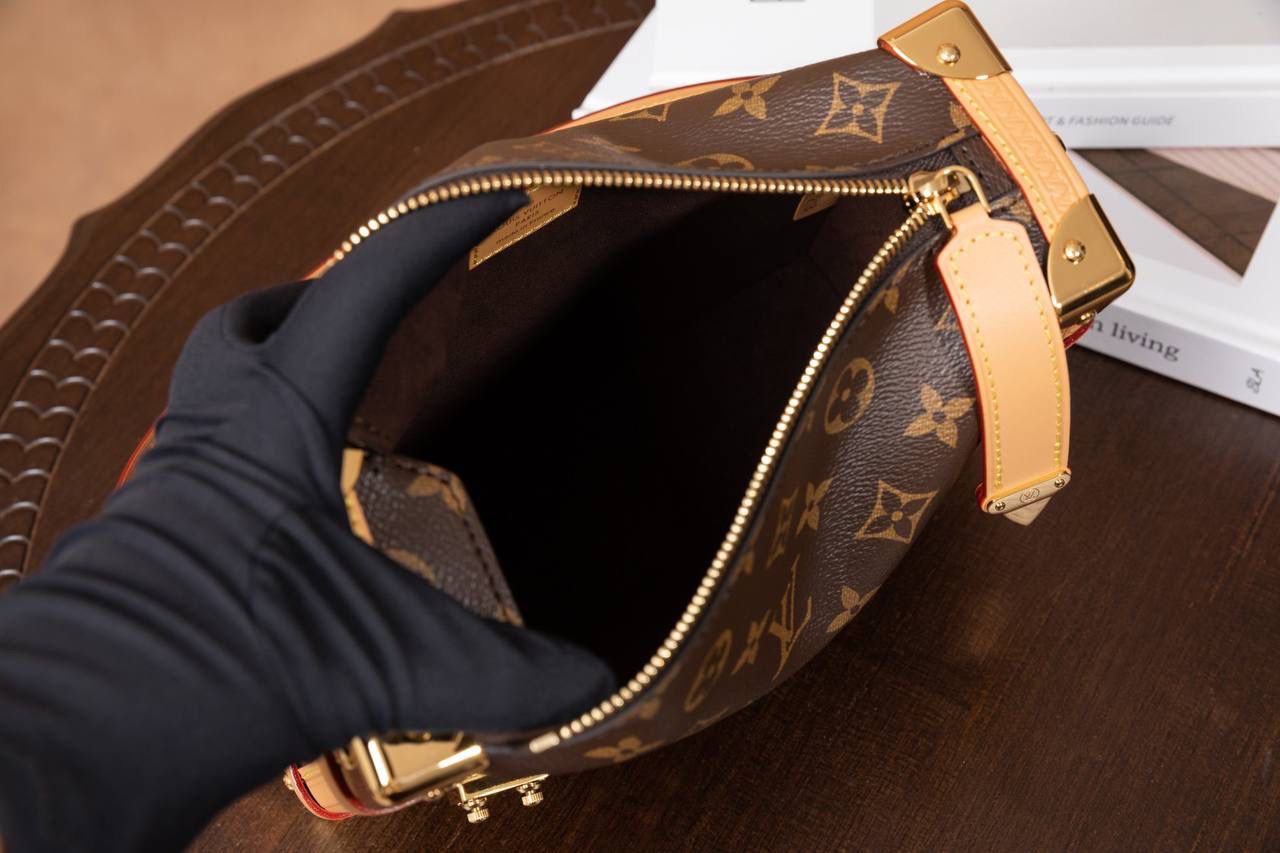 LV SIDE TRUNK🎀 用的是 A+ 级全钢五金，结实又耐用，拿在手上很有分量感，看起来就很 luxe。再配上 进口高弹面料，摸起来舒服，还有一点点光泽感，整体很时尚💖 包装是 全套包装，感觉真的很有档次，送人或自己用都很可以～ 中号：尺寸 21 × 14 × 6cm 小号：尺寸 18 x 12.5 x 8cm 大小刚刚好，小巧但很实用，出门背超方便💯👍 不管是材质、设计还是包装，都看得出很用心，走的是 质感路线。 这款包就是那种：低调但很有品味，越看越喜欢的类型～👜✨