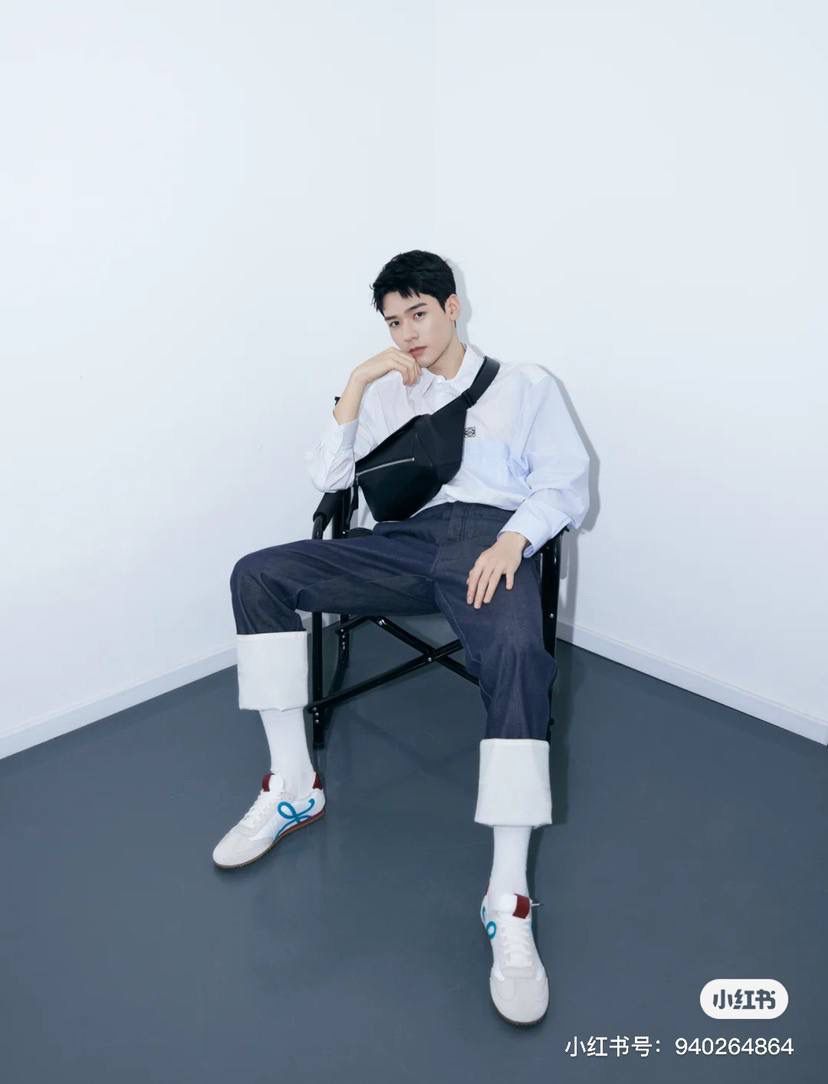 ⭐️最新升级版𝟮.𝟬-𝗣𝘂𝘇𝘇𝗹𝗲腰包⭐️ （黑色 到货‼️） 尺寸：𝟮𝟰-𝟭𝟬.𝟱-𝟭𝟲𝗰𝗺 款号：052343 👉🏻长方体形状和精确的切割技巧创造出Puzzle 腰包以及独特的几何线条成为 “Loe罗家”的著名代表作~ 👉🏻金属搭扣开合，刻有标志logo徽标，可调节肩带，翻盖大容量插袋和一个外部拉链口袋，🐂柔软细腻napa小牛皮，正品Ykk五金，Anagram压纹，人字纹棉麻帆布内里 👉🏻（男女♀♂同款）大小非常合适。胸包、背包、单肩、斜挎 腰包五种背法任你解锁🔒 👉🏻 （独家背景➕独家品质➕独家包装➕独家控制对版细节📦➕精致全套礼盒套装❤️） 重点：让你花最少的钱💰体验最大的仪式感❤️