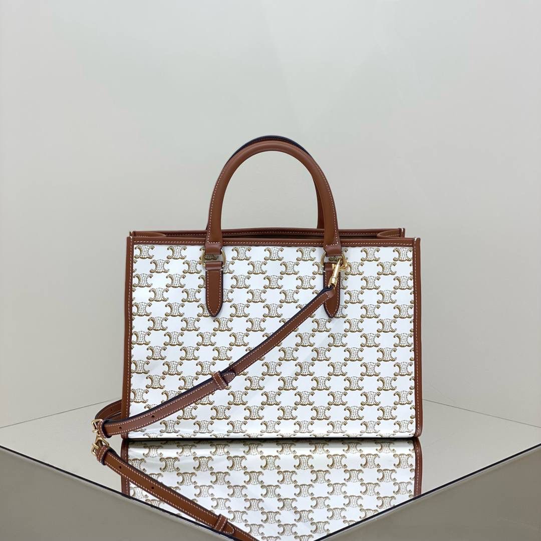 🔥大货实拍图 𝗖𝗘𝗟𝗜𝗡𝗘 ♥ 𝗖𝗔𝗕𝗔𝗦 𝗧𝗢𝗧𝗘小号 型号：199742 尺寸：35*22*7cm 适合通勤以及日常背，百搭耐看型选手，盲冲不出错😍💕