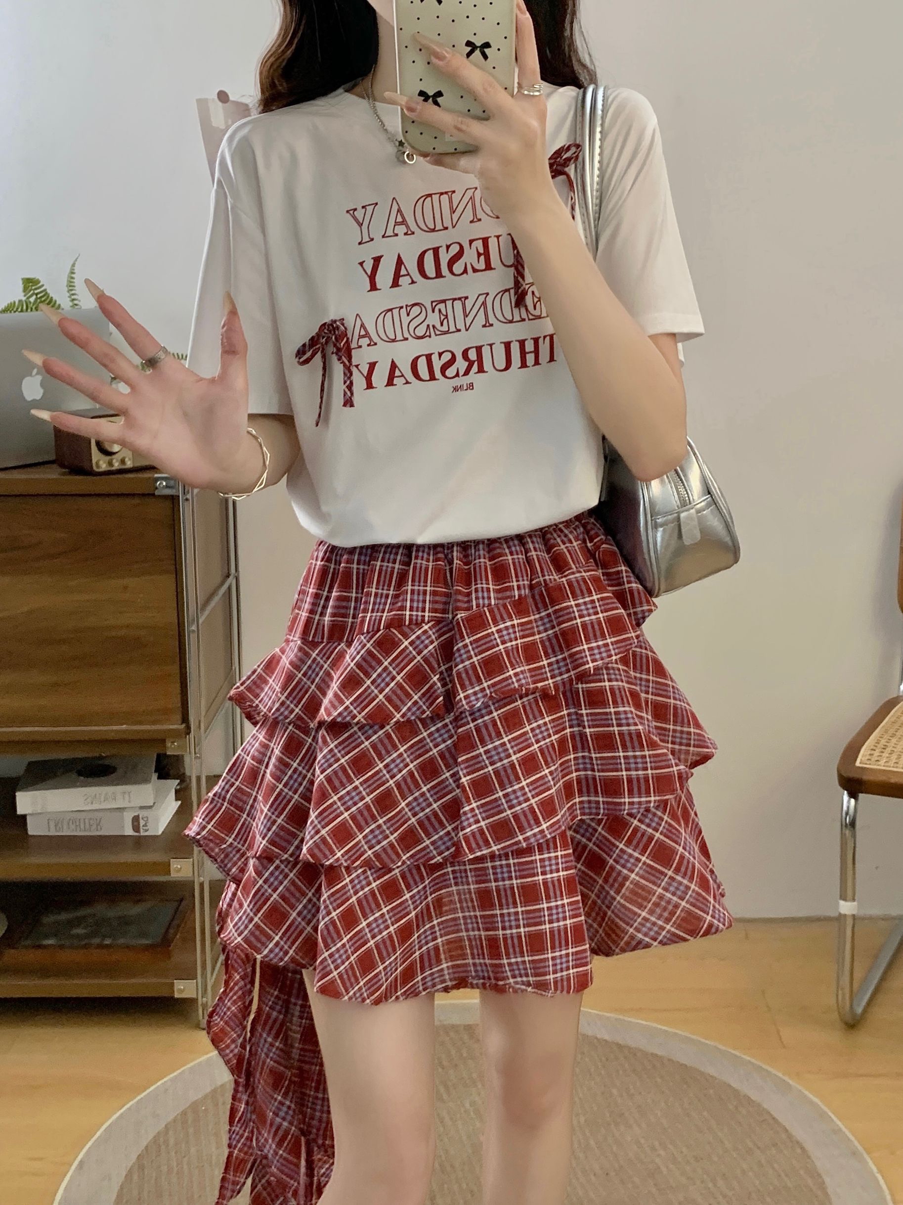 B63(1681) 韩系甜美风MONDAY立体蝴蝶结上衣与层层格纹边飘带短裙红套装 