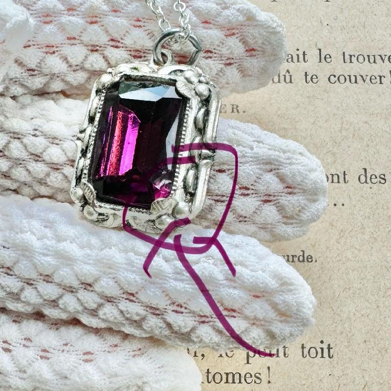 Vintage 1950s Czechoslovakian Faceted Purple Glass Pendant Necklace (MW246)