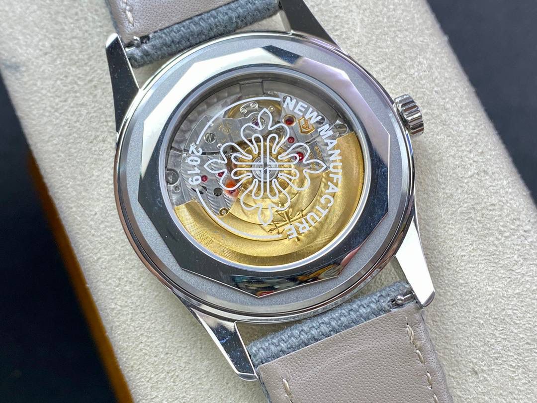 全新推出升级V2版 PP百达翡丽6007A-001Calatrava(普朗莱乌特制表大楼纪念款).V2版颜色经过数次调配，终于显示了PP独家的灰蓝色(既不灰，也不蓝)，100%还原百达翡丽的“蓝色贵族”.✨✨ 腕表40MM采用不锈钢材质的表壳以及宽阔的弧形表圈设计，线条优雅细节到位，十分醒目。充满动感活力的表盘结构，具有“碳型”菱格纹理和LOGO的机镂圆盘，三角形标记的轨道式刻度环，压嵌式阿拉伯立体字块，整体的灰蓝色沉稳典雅。蓝宝石水晶透盖上刻有Calatrava十字星图案和“New Manufacture2019”字样。搭载了兄弟厂PPF独家定制的第三代Cal.324SC一体机芯，配备硅游丝。动力储存 45 小时。表带白色缝线的小牛皮也独具特色，经压花处理，呈现出纺织面料纹理，有强烈的运动感🏃‼️