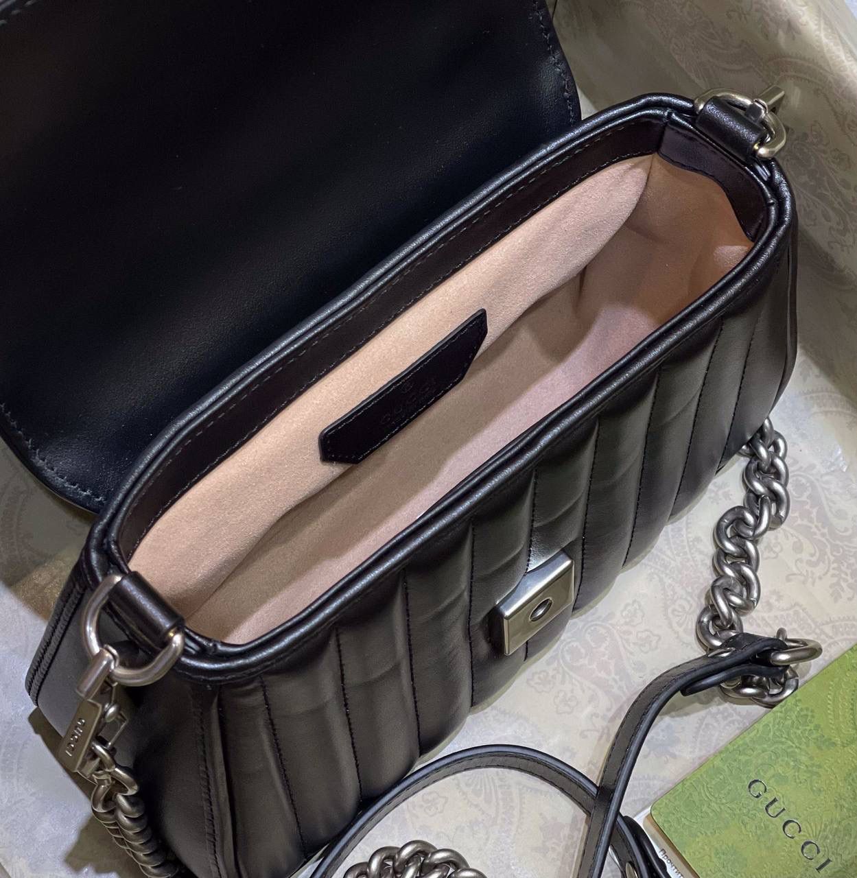 ✈️✈️✈️🔥𝙈𝙖𝙧𝙢𝙤𝙣𝙩 菱格原厂皮# ▫️型号583571 ▫️尺寸 21*15.5*8cm G家新款系竖菱格主题，焕新演绎经典造型，选用原厂牛皮材质，饰带银灰色双G，可拆卸金属链肩带设计，可令手提包轻松转换成肩背包，打造多种携带选择。