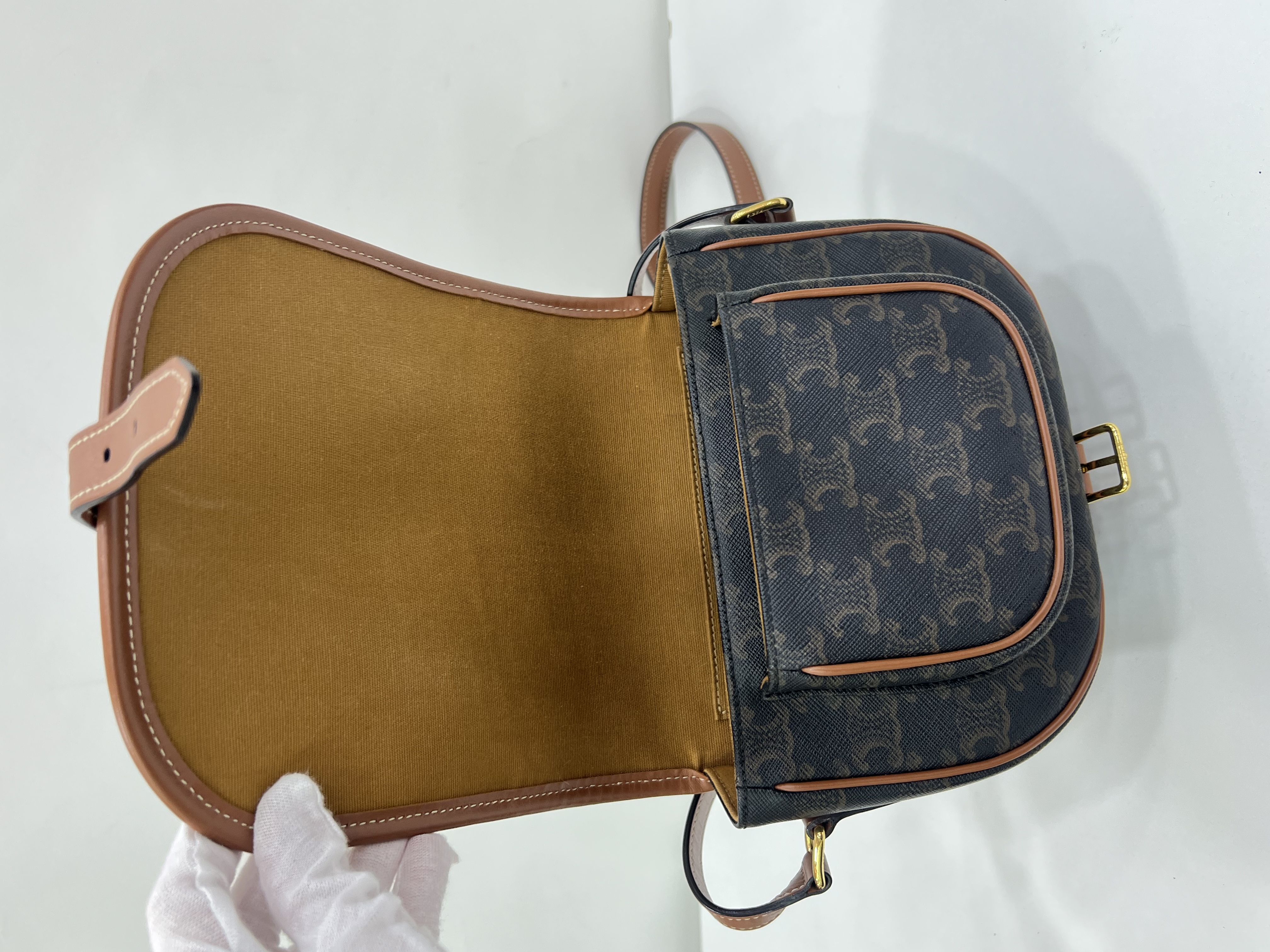 直播貨品 |  [1個-$100 2個-$300］E20