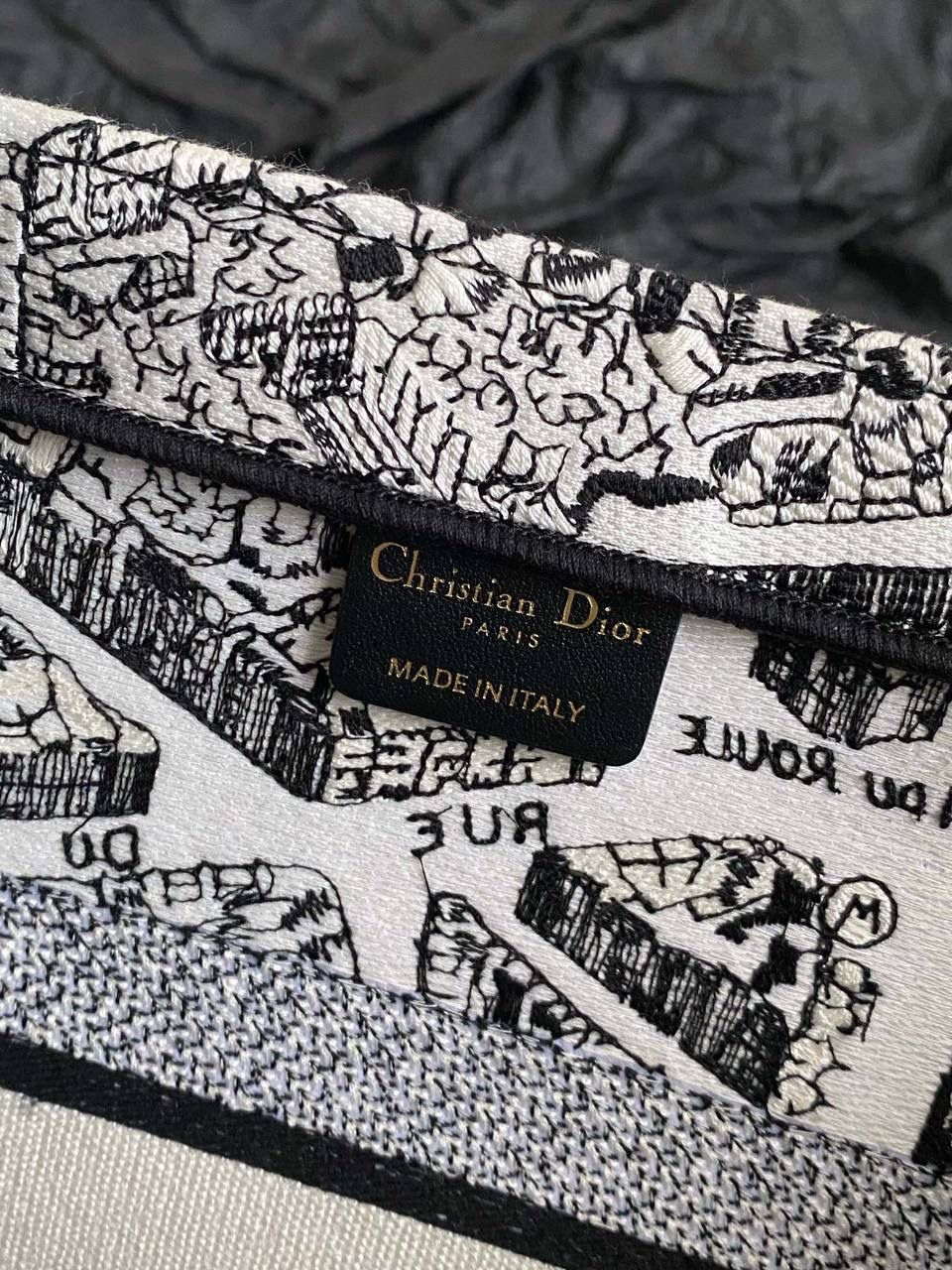 🈶白色中号 𝗖𝗗 𝗕𝗼𝗼𝗸 𝗧𝗼𝘁𝗲 23夏季"巴黎地图" 说实话，近年来花卉系列有点看乏看腻的 请你们一定看看这一只，新的炙热款！！ 本季主打的巴黎第八街区地图，惊艳了全网 真真实实绣在整个包上，砖柜超级难抢的！ 黑白色调干净利落，复古又神秘的法式浪漫✨ 那种高定视觉，沦陷了！沦陷了！ 行走的巴黎街头很是时髦，我先冲了！🎀 36×27×16cm